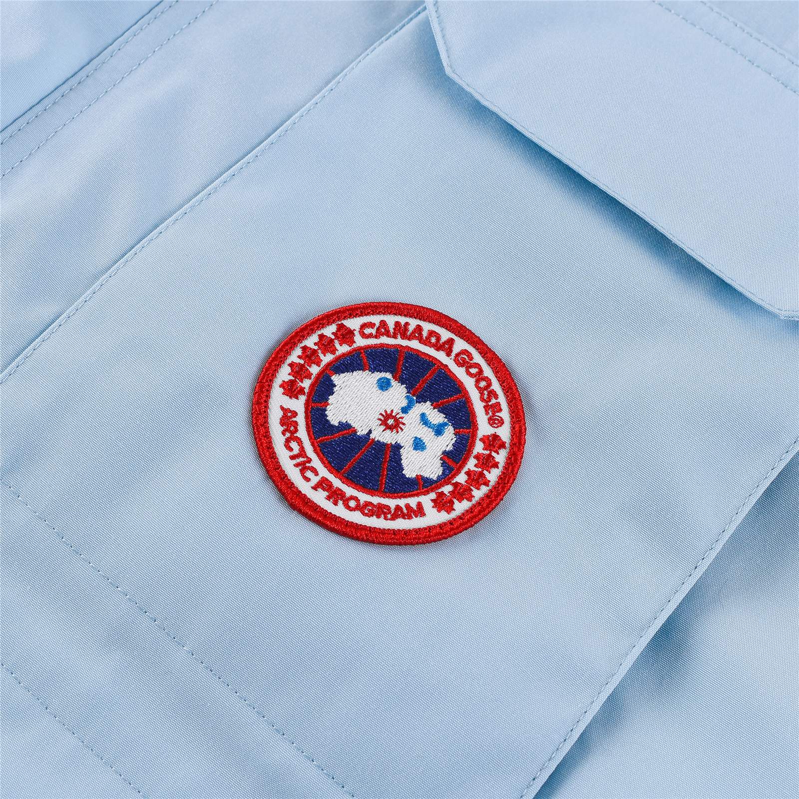 图片[4]-💰💰特价福利 Canada goose/加拿大鹅 4565Y 青少年版 Expedition远征款C08童装派克大衣羽绒服，正品原衣开版，辅料全部原厂定制 💯面料防风防水 保宝宝一个冬天温暖 💯羽绒同步正品白鸭绒 蓬松不成团 电控充绒机充绒 💯拉链定制正品YKK军用级拉链头 高硬度不卡顿 💯毛领采购加拿大西部郊狼皮原版定制 💯做工走线全部由十年以上工龄工人把控 必须横平竖直 拒绝歪歪扭扭 内里走线密度更加考究 随意对比 💯大鹅标 领标 水洗标 吊牌 拉链绳 口袋标 后背标 领口绒 粘扣 袖口所有细节同步正品更新 最好版本 尺码：110-160码-选品中心