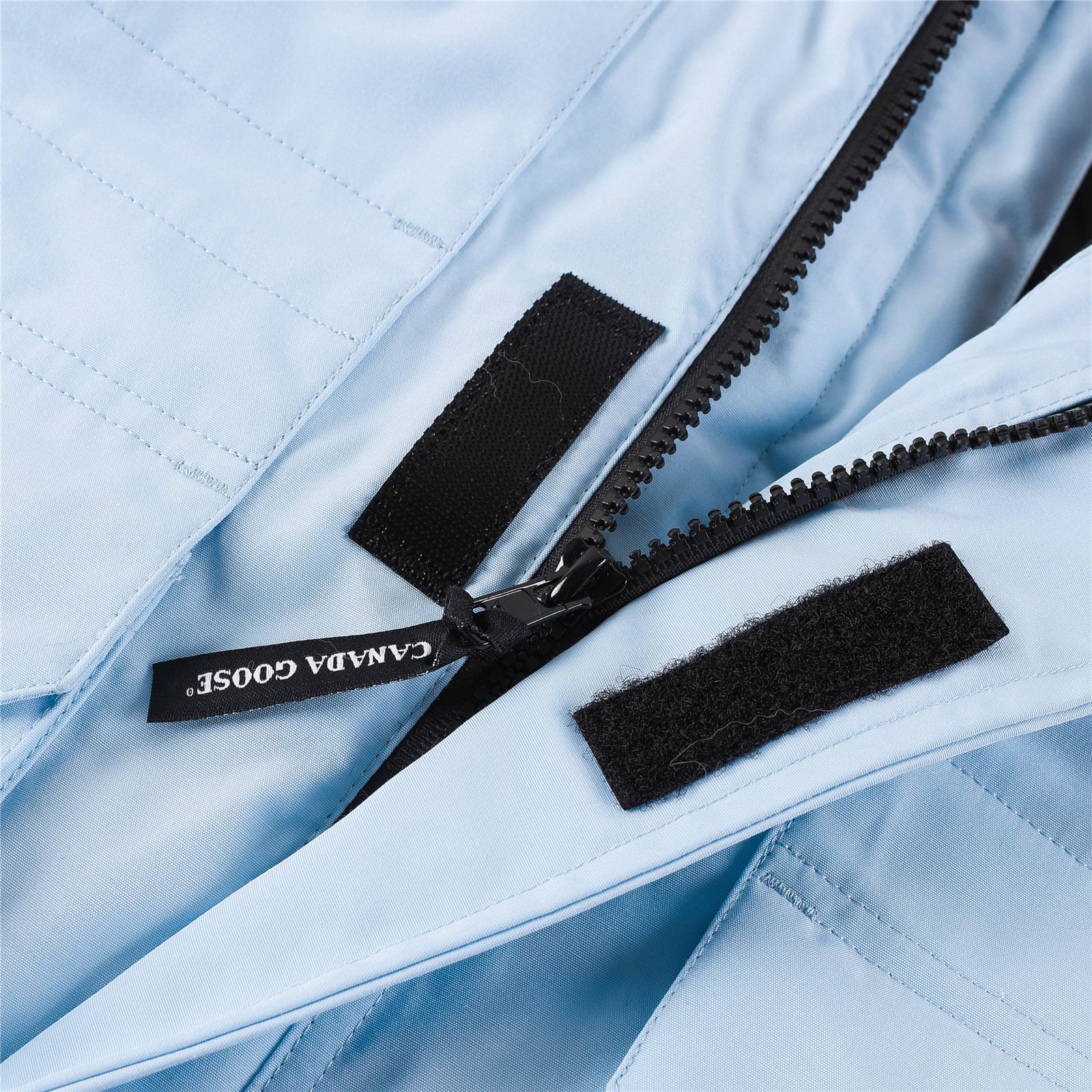 图片[7]-💰💰特价福利 Canada goose/加拿大鹅 4565Y 青少年版 Expedition远征款C08童装派克大衣羽绒服，正品原衣开版，辅料全部原厂定制 💯面料防风防水 保宝宝一个冬天温暖 💯羽绒同步正品白鸭绒 蓬松不成团 电控充绒机充绒 💯拉链定制正品YKK军用级拉链头 高硬度不卡顿 💯毛领采购加拿大西部郊狼皮原版定制 💯做工走线全部由十年以上工龄工人把控 必须横平竖直 拒绝歪歪扭扭 内里走线密度更加考究 随意对比 💯大鹅标 领标 水洗标 吊牌 拉链绳 口袋标 后背标 领口绒 粘扣 袖口所有细节同步正品更新 最好版本 尺码：110-160码-选品中心