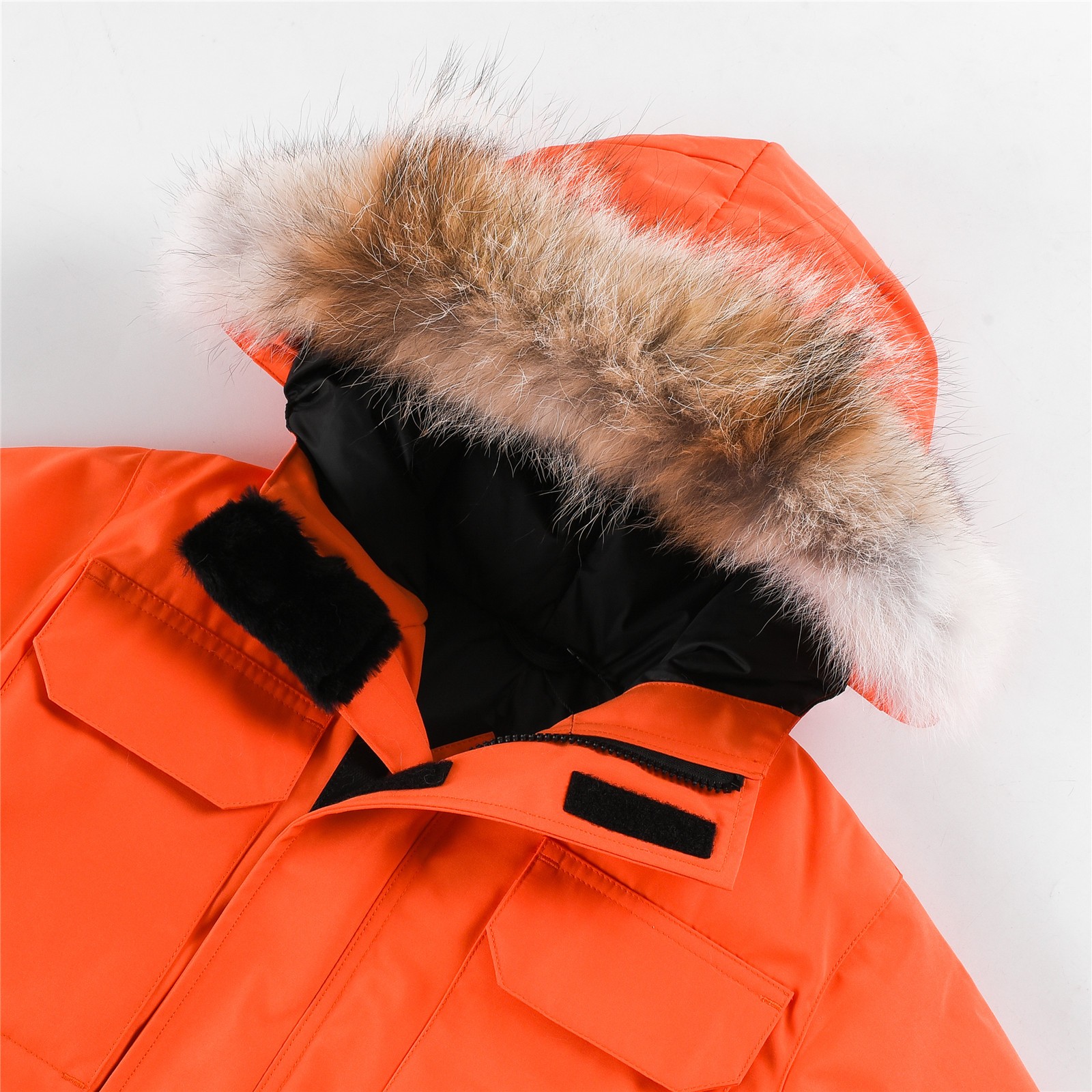 图片[3]-💰💰特价福利 Canada goose/加拿大鹅 4565Y 青少年版 Expedition远征款C08童装派克大衣羽绒服，正品原衣开版，辅料全部原厂定制 💯面料防风防水 保宝宝一个冬天温暖 💯羽绒同步正品白鸭绒 蓬松不成团 电控充绒机充绒 💯拉链定制正品YKK军用级拉链头 高硬度不卡顿 💯毛领采购加拿大西部郊狼皮原版定制 💯做工走线全部由十年以上工龄工人把控 必须横平竖直 拒绝歪歪扭扭 内里走线密度更加考究 随意对比 💯大鹅标 领标 水洗标 吊牌 拉链绳 口袋标 后背标 领口绒 粘扣 袖口所有细节同步正品更新 最好版本 尺码：110-160码-选品中心