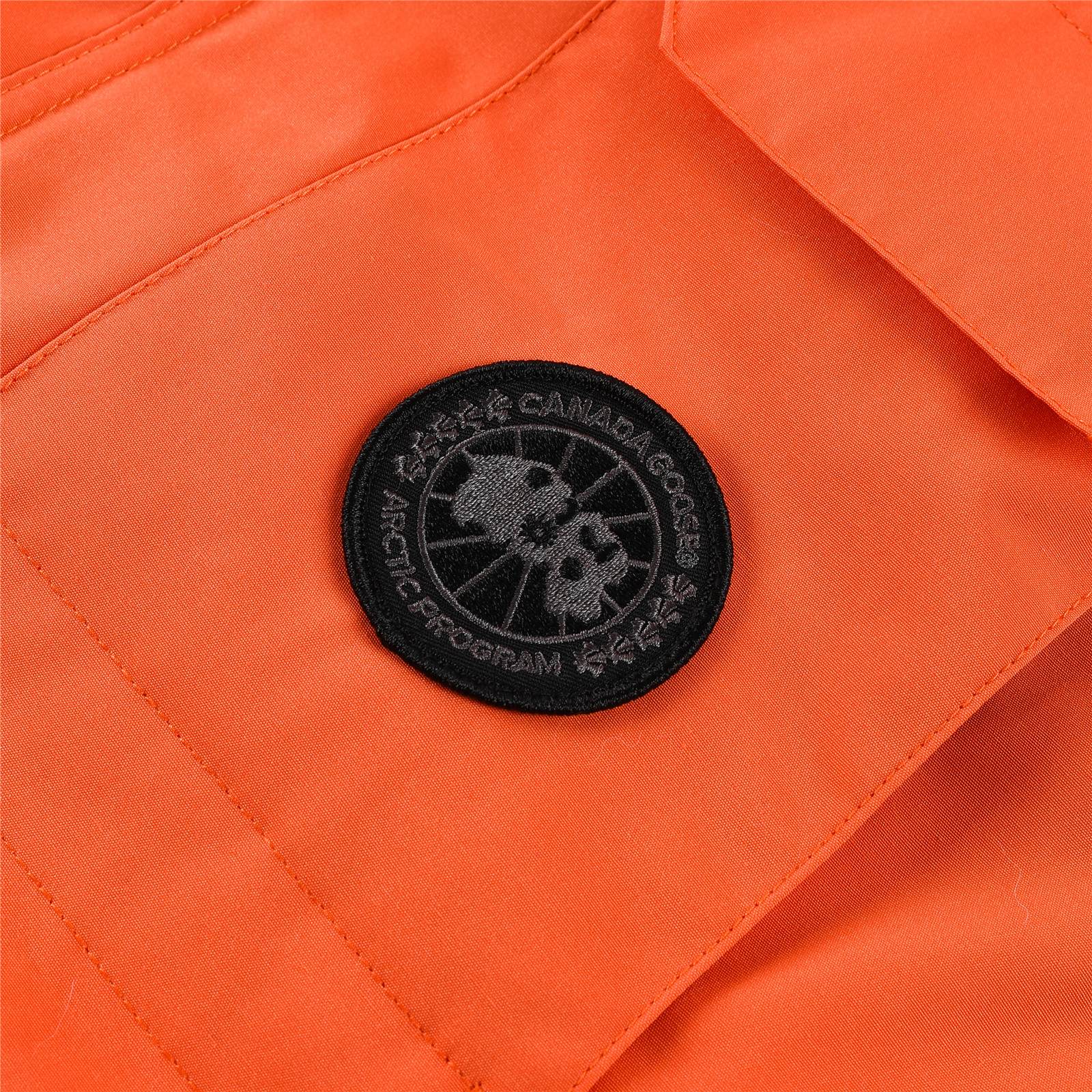 图片[4]-💰💰特价福利 Canada goose/加拿大鹅 4565Y 青少年版 Expedition远征款C08童装派克大衣羽绒服，正品原衣开版，辅料全部原厂定制 💯面料防风防水 保宝宝一个冬天温暖 💯羽绒同步正品白鸭绒 蓬松不成团 电控充绒机充绒 💯拉链定制正品YKK军用级拉链头 高硬度不卡顿 💯毛领采购加拿大西部郊狼皮原版定制 💯做工走线全部由十年以上工龄工人把控 必须横平竖直 拒绝歪歪扭扭 内里走线密度更加考究 随意对比 💯大鹅标 领标 水洗标 吊牌 拉链绳 口袋标 后背标 领口绒 粘扣 袖口所有细节同步正品更新 最好版本 尺码：110-160码-选品中心