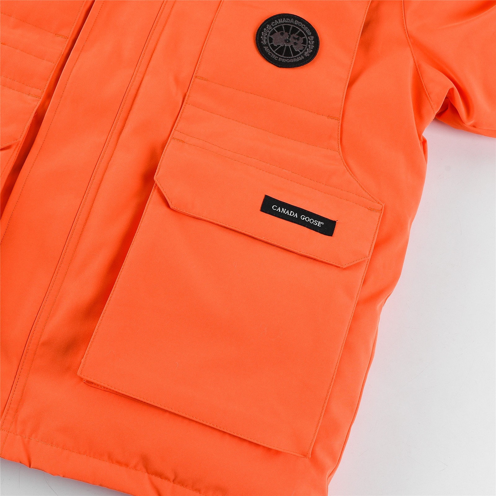 图片[5]-💰💰特价福利 Canada goose/加拿大鹅 4565Y 青少年版 Expedition远征款C08童装派克大衣羽绒服，正品原衣开版，辅料全部原厂定制 💯面料防风防水 保宝宝一个冬天温暖 💯羽绒同步正品白鸭绒 蓬松不成团 电控充绒机充绒 💯拉链定制正品YKK军用级拉链头 高硬度不卡顿 💯毛领采购加拿大西部郊狼皮原版定制 💯做工走线全部由十年以上工龄工人把控 必须横平竖直 拒绝歪歪扭扭 内里走线密度更加考究 随意对比 💯大鹅标 领标 水洗标 吊牌 拉链绳 口袋标 后背标 领口绒 粘扣 袖口所有细节同步正品更新 最好版本 尺码：110-160码-选品中心