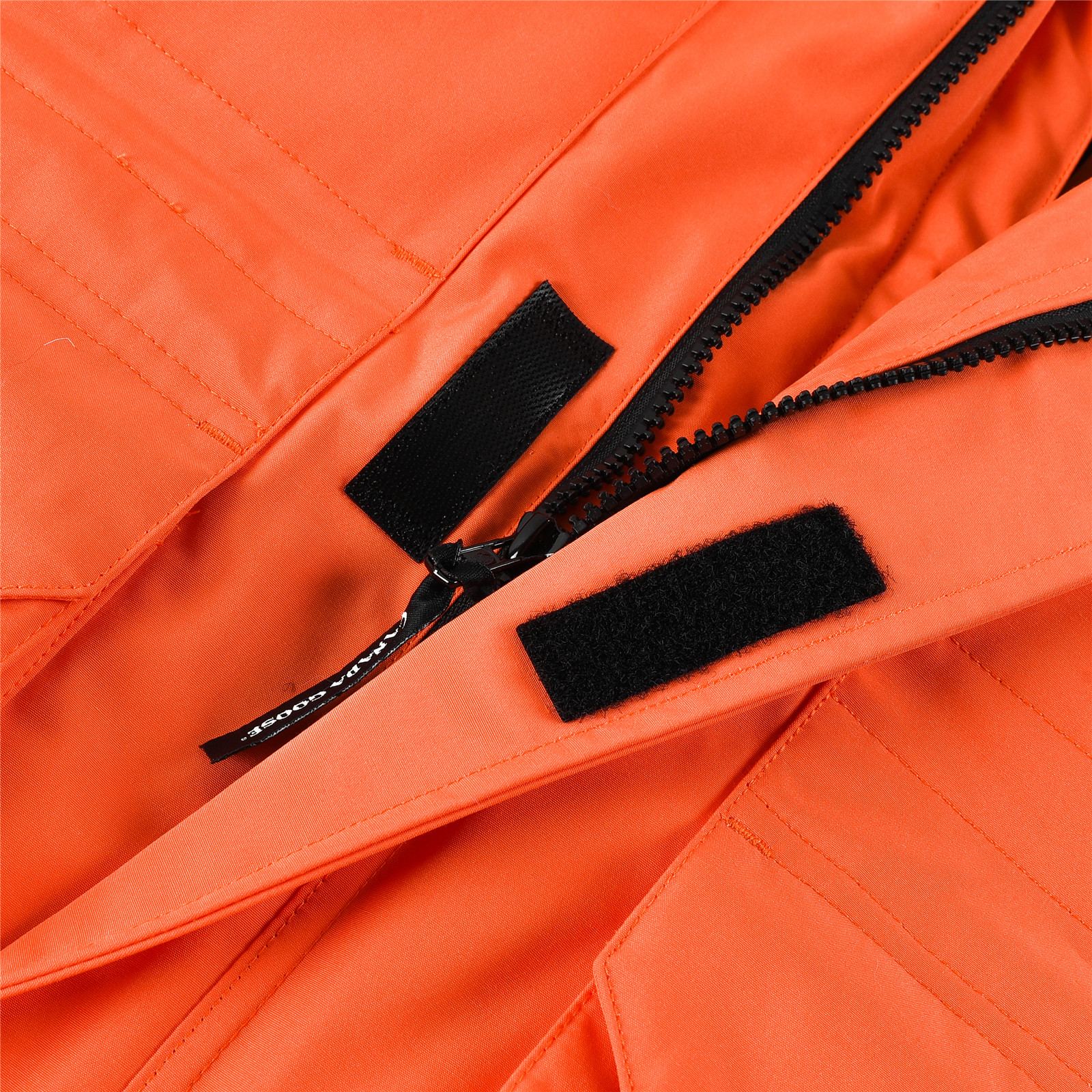 图片[7]-💰💰特价福利 Canada goose/加拿大鹅 4565Y 青少年版 Expedition远征款C08童装派克大衣羽绒服，正品原衣开版，辅料全部原厂定制 💯面料防风防水 保宝宝一个冬天温暖 💯羽绒同步正品白鸭绒 蓬松不成团 电控充绒机充绒 💯拉链定制正品YKK军用级拉链头 高硬度不卡顿 💯毛领采购加拿大西部郊狼皮原版定制 💯做工走线全部由十年以上工龄工人把控 必须横平竖直 拒绝歪歪扭扭 内里走线密度更加考究 随意对比 💯大鹅标 领标 水洗标 吊牌 拉链绳 口袋标 后背标 领口绒 粘扣 袖口所有细节同步正品更新 最好版本 尺码：110-160码-选品中心