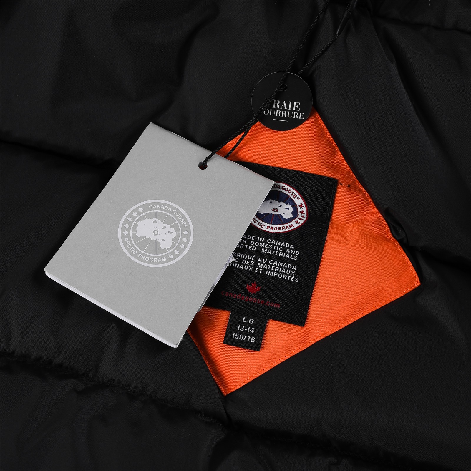 图片[8]-💰💰特价福利 Canada goose/加拿大鹅 4565Y 青少年版 Expedition远征款C08童装派克大衣羽绒服，正品原衣开版，辅料全部原厂定制 💯面料防风防水 保宝宝一个冬天温暖 💯羽绒同步正品白鸭绒 蓬松不成团 电控充绒机充绒 💯拉链定制正品YKK军用级拉链头 高硬度不卡顿 💯毛领采购加拿大西部郊狼皮原版定制 💯做工走线全部由十年以上工龄工人把控 必须横平竖直 拒绝歪歪扭扭 内里走线密度更加考究 随意对比 💯大鹅标 领标 水洗标 吊牌 拉链绳 口袋标 后背标 领口绒 粘扣 袖口所有细节同步正品更新 最好版本 尺码：110-160码-选品中心