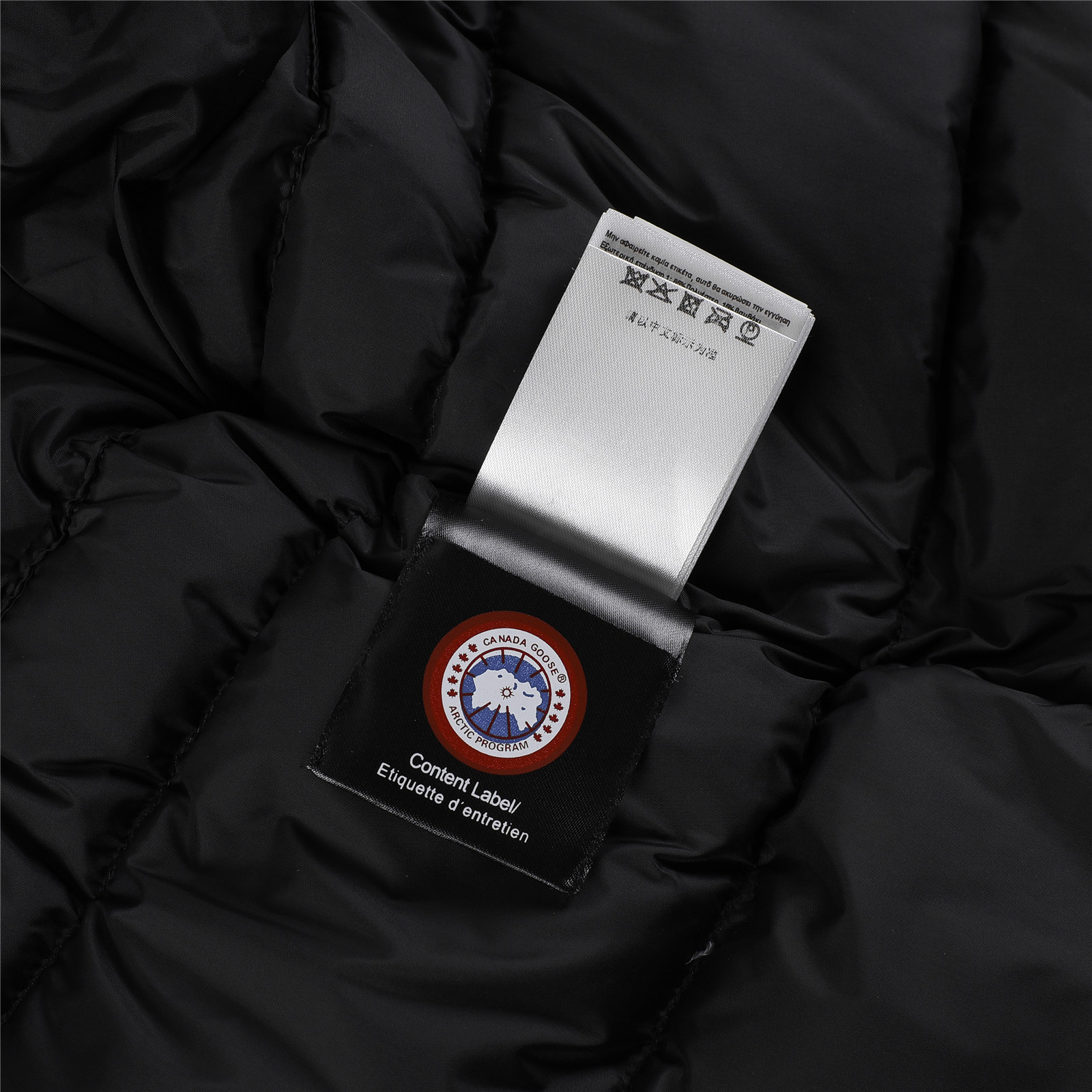 图片[9]-💰💰特价福利 Canada goose/加拿大鹅 4565Y 青少年版 Expedition远征款C08童装派克大衣羽绒服，正品原衣开版，辅料全部原厂定制 💯面料防风防水 保宝宝一个冬天温暖 💯羽绒同步正品白鸭绒 蓬松不成团 电控充绒机充绒 💯拉链定制正品YKK军用级拉链头 高硬度不卡顿 💯毛领采购加拿大西部郊狼皮原版定制 💯做工走线全部由十年以上工龄工人把控 必须横平竖直 拒绝歪歪扭扭 内里走线密度更加考究 随意对比 💯大鹅标 领标 水洗标 吊牌 拉链绳 口袋标 后背标 领口绒 粘扣 袖口所有细节同步正品更新 最好版本 尺码：110-160码-选品中心