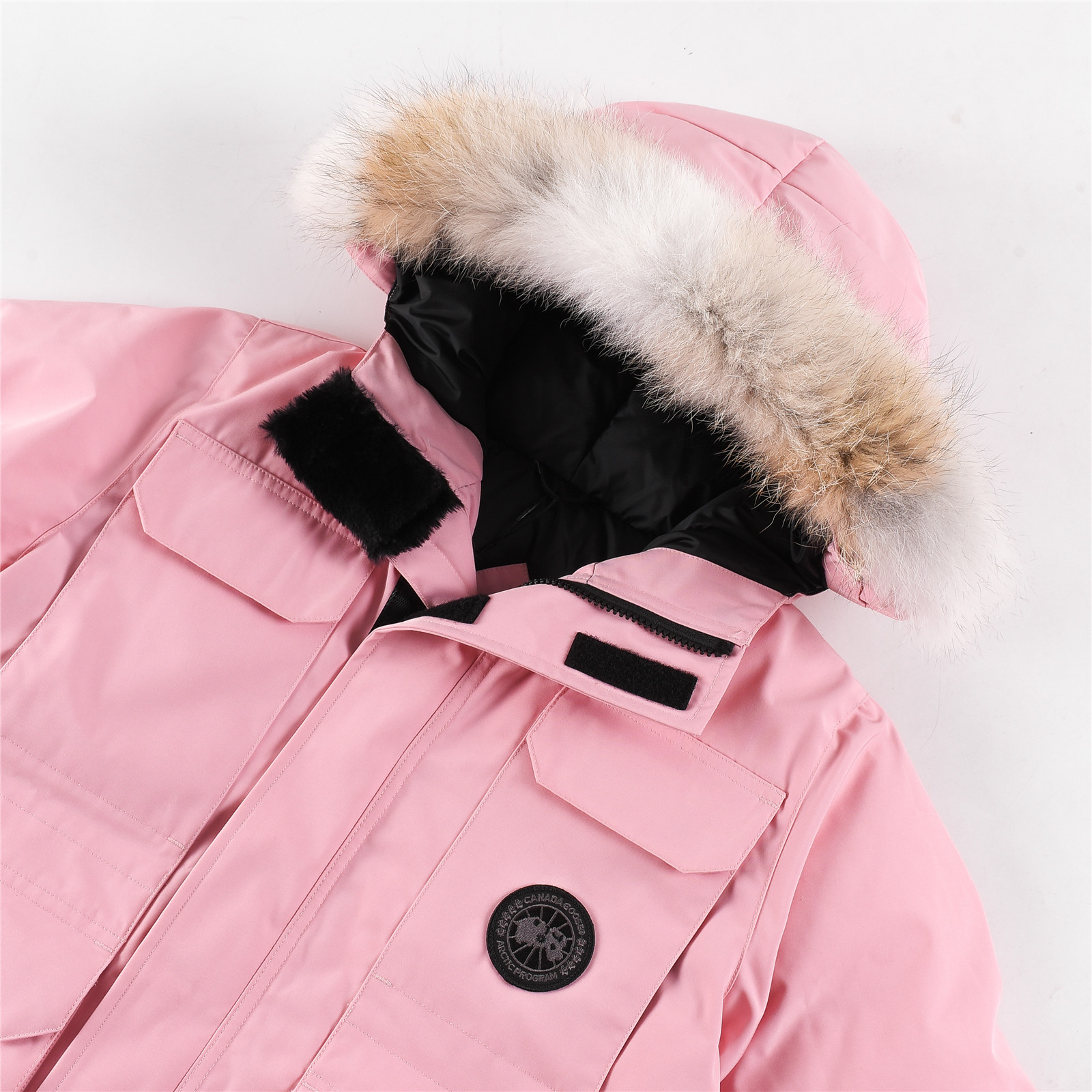 图片[3]-其他工厂，福利 Canada goose/加拿大鹅 4565Y 青少年版 Expedition远征款C08童装派克大衣羽绒服，正品原衣开版，辅料全部原厂定制 💯面料防风防水 保宝宝一个冬天温暖 💯羽绒同步正品白鸭绒 蓬松不成团 电控充绒机充绒 💯拉链定制正品YKK军用级拉链头 高硬度不卡顿 💯毛领采购加拿大西部郊狼皮原版定制 💯做工走线全部由十年以上工龄工人把控 必须横平竖直 拒绝歪歪扭扭 内里走线密度更加考究 随意对比 💯大鹅标 领标 水洗标 吊牌 拉链绳 口袋标 后背标 领口绒 粘扣 袖口所有细节同步正品更新 最好版本 尺码：110-160码-选品中心