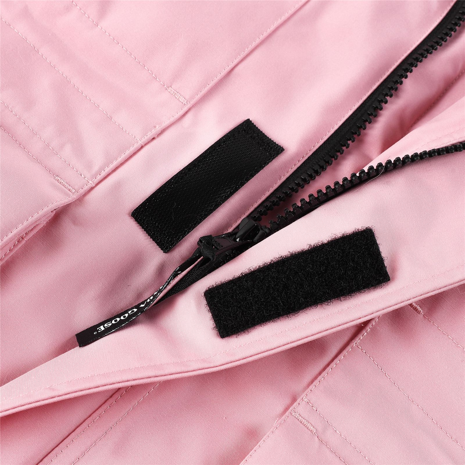 图片[7]-其他工厂，福利 Canada goose/加拿大鹅 4565Y 青少年版 Expedition远征款C08童装派克大衣羽绒服，正品原衣开版，辅料全部原厂定制 💯面料防风防水 保宝宝一个冬天温暖 💯羽绒同步正品白鸭绒 蓬松不成团 电控充绒机充绒 💯拉链定制正品YKK军用级拉链头 高硬度不卡顿 💯毛领采购加拿大西部郊狼皮原版定制 💯做工走线全部由十年以上工龄工人把控 必须横平竖直 拒绝歪歪扭扭 内里走线密度更加考究 随意对比 💯大鹅标 领标 水洗标 吊牌 拉链绳 口袋标 后背标 领口绒 粘扣 袖口所有细节同步正品更新 最好版本 尺码：110-160码-选品中心