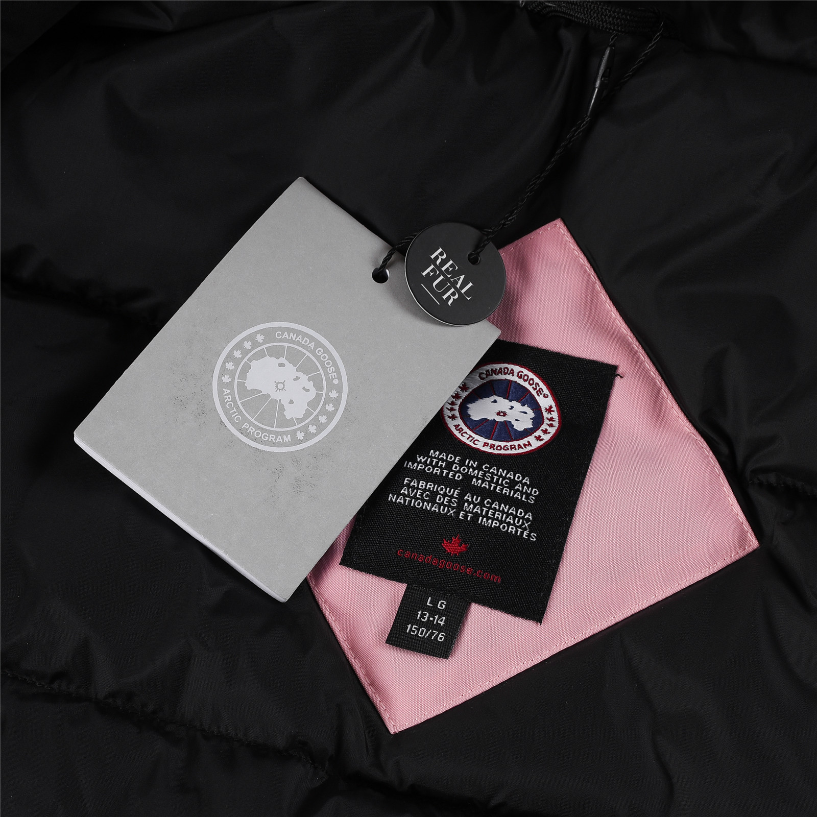 图片[8]-其他工厂，福利 Canada goose/加拿大鹅 4565Y 青少年版 Expedition远征款C08童装派克大衣羽绒服，正品原衣开版，辅料全部原厂定制 💯面料防风防水 保宝宝一个冬天温暖 💯羽绒同步正品白鸭绒 蓬松不成团 电控充绒机充绒 💯拉链定制正品YKK军用级拉链头 高硬度不卡顿 💯毛领采购加拿大西部郊狼皮原版定制 💯做工走线全部由十年以上工龄工人把控 必须横平竖直 拒绝歪歪扭扭 内里走线密度更加考究 随意对比 💯大鹅标 领标 水洗标 吊牌 拉链绳 口袋标 后背标 领口绒 粘扣 袖口所有细节同步正品更新 最好版本 尺码：110-160码-选品中心