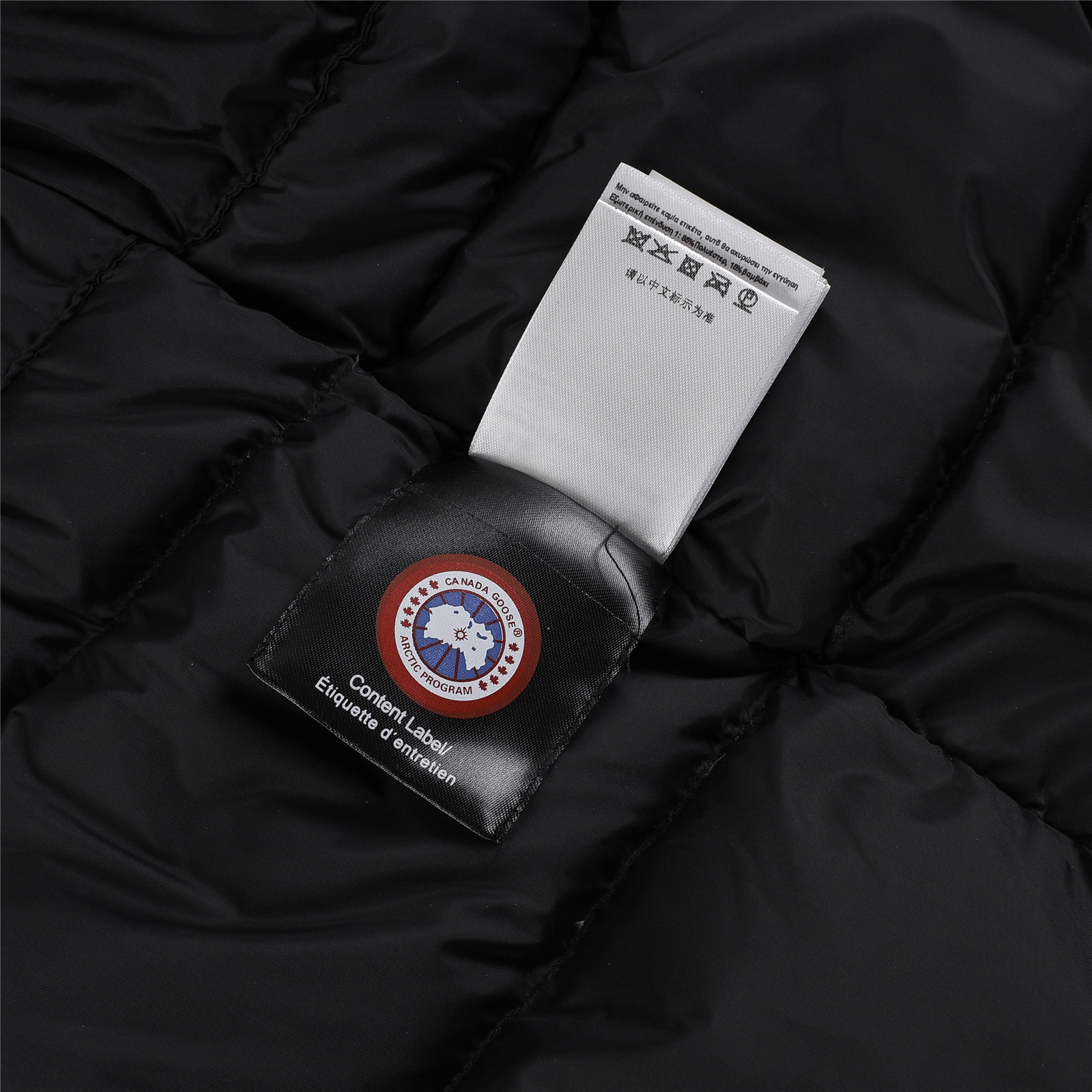 图片[9]-其他工厂，福利 Canada goose/加拿大鹅 4565Y 青少年版 Expedition远征款C08童装派克大衣羽绒服，正品原衣开版，辅料全部原厂定制 💯面料防风防水 保宝宝一个冬天温暖 💯羽绒同步正品白鸭绒 蓬松不成团 电控充绒机充绒 💯拉链定制正品YKK军用级拉链头 高硬度不卡顿 💯毛领采购加拿大西部郊狼皮原版定制 💯做工走线全部由十年以上工龄工人把控 必须横平竖直 拒绝歪歪扭扭 内里走线密度更加考究 随意对比 💯大鹅标 领标 水洗标 吊牌 拉链绳 口袋标 后背标 领口绒 粘扣 袖口所有细节同步正品更新 最好版本 尺码：110-160码-选品中心