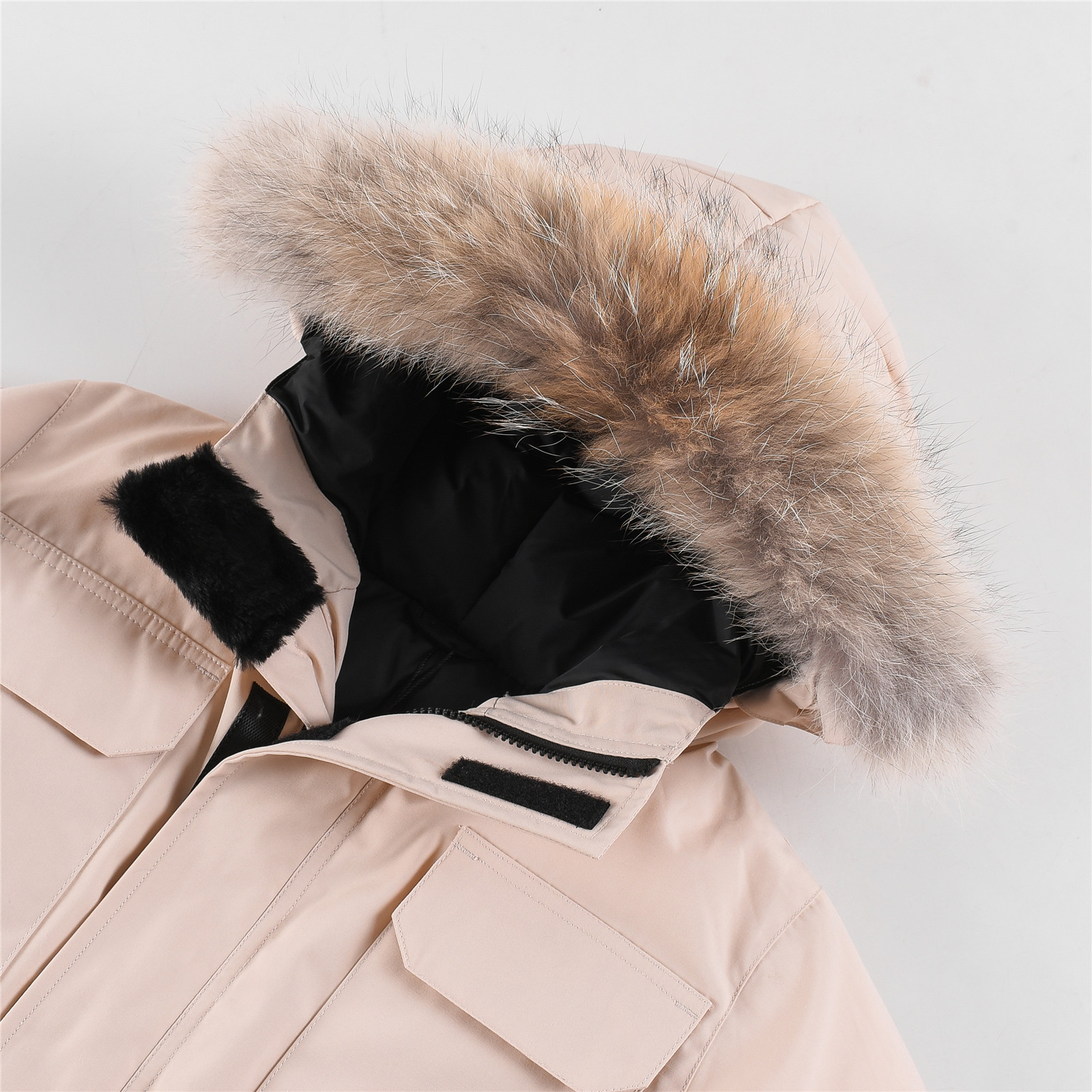 图片[3]-💰💰特价福利 Canada goose/加拿大鹅 4565Y 青少年版 Expedition远征款C08童装派克大衣羽绒服，正品原衣开版，辅料全部原厂定制 💯面料防风防水 保宝宝一个冬天温暖 💯羽绒同步正品白鸭绒 蓬松不成团 电控充绒机充绒 💯拉链定制正品YKK军用级拉链头 高硬度不卡顿 💯毛领采购加拿大西部郊狼皮原版定制 💯做工走线全部由十年以上工龄工人把控 必须横平竖直 拒绝歪歪扭扭 内里走线密度更加考究 随意对比 💯大鹅标 领标 水洗标 吊牌 拉链绳 口袋标 后背标 领口绒 粘扣 袖口所有细节同步正品更新 最好版本 尺码：110-160码-选品中心