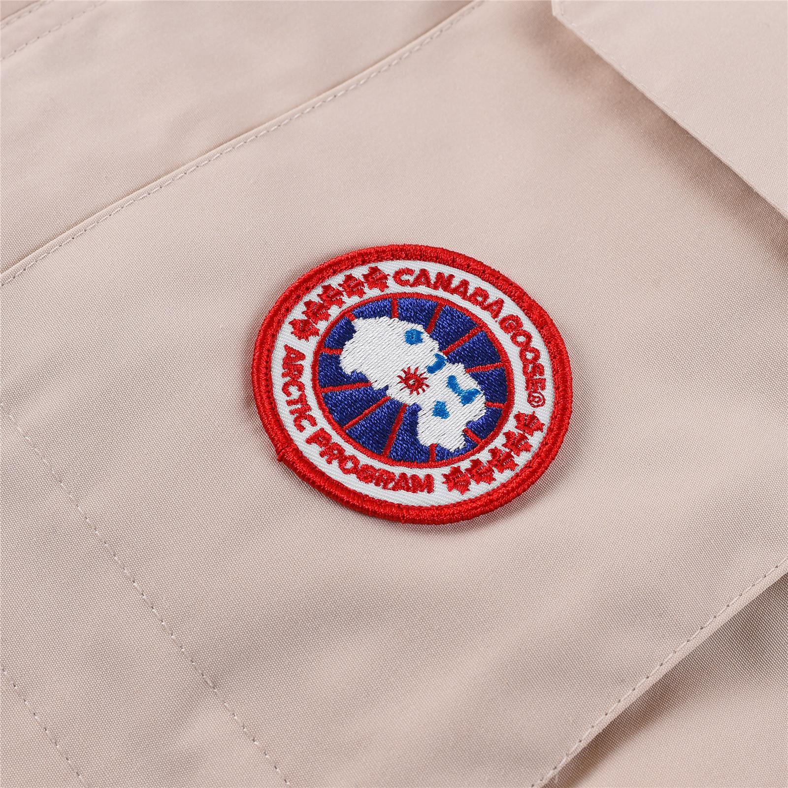 图片[4]-💰💰特价福利 Canada goose/加拿大鹅 4565Y 青少年版 Expedition远征款C08童装派克大衣羽绒服，正品原衣开版，辅料全部原厂定制 💯面料防风防水 保宝宝一个冬天温暖 💯羽绒同步正品白鸭绒 蓬松不成团 电控充绒机充绒 💯拉链定制正品YKK军用级拉链头 高硬度不卡顿 💯毛领采购加拿大西部郊狼皮原版定制 💯做工走线全部由十年以上工龄工人把控 必须横平竖直 拒绝歪歪扭扭 内里走线密度更加考究 随意对比 💯大鹅标 领标 水洗标 吊牌 拉链绳 口袋标 后背标 领口绒 粘扣 袖口所有细节同步正品更新 最好版本 尺码：110-160码-选品中心