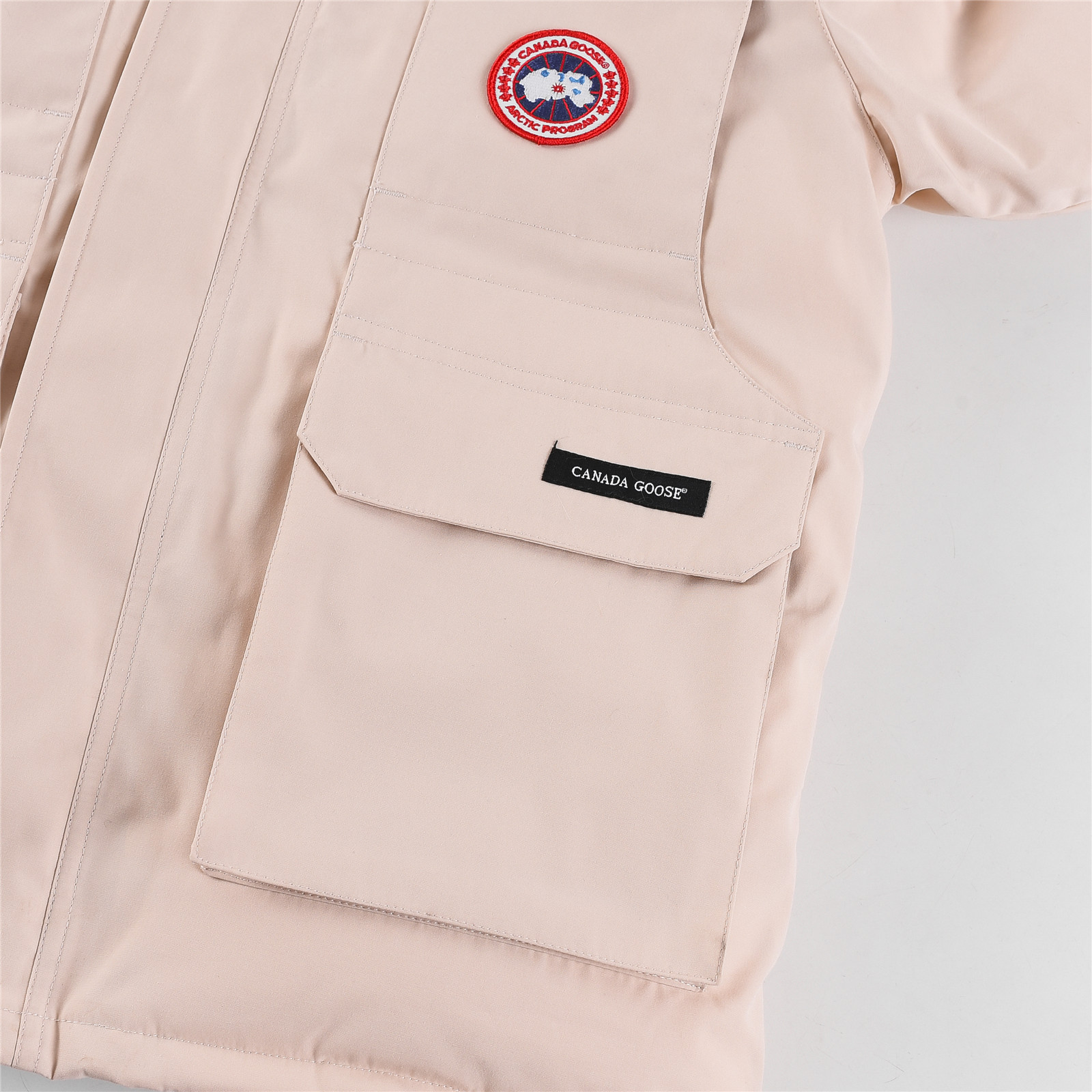 图片[5]-💰💰特价福利 Canada goose/加拿大鹅 4565Y 青少年版 Expedition远征款C08童装派克大衣羽绒服，正品原衣开版，辅料全部原厂定制 💯面料防风防水 保宝宝一个冬天温暖 💯羽绒同步正品白鸭绒 蓬松不成团 电控充绒机充绒 💯拉链定制正品YKK军用级拉链头 高硬度不卡顿 💯毛领采购加拿大西部郊狼皮原版定制 💯做工走线全部由十年以上工龄工人把控 必须横平竖直 拒绝歪歪扭扭 内里走线密度更加考究 随意对比 💯大鹅标 领标 水洗标 吊牌 拉链绳 口袋标 后背标 领口绒 粘扣 袖口所有细节同步正品更新 最好版本 尺码：110-160码-选品中心