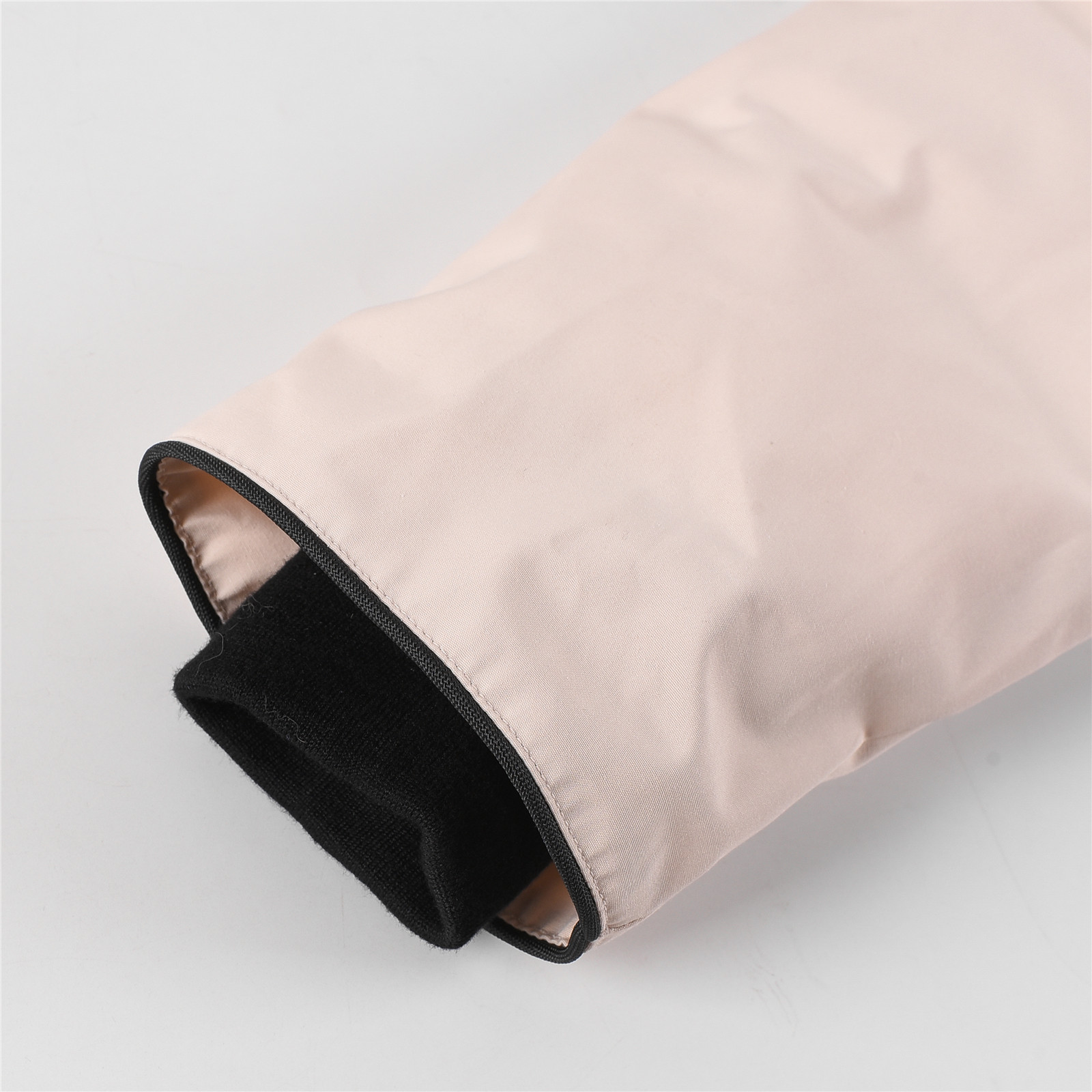 图片[6]-💰💰特价福利 Canada goose/加拿大鹅 4565Y 青少年版 Expedition远征款C08童装派克大衣羽绒服，正品原衣开版，辅料全部原厂定制 💯面料防风防水 保宝宝一个冬天温暖 💯羽绒同步正品白鸭绒 蓬松不成团 电控充绒机充绒 💯拉链定制正品YKK军用级拉链头 高硬度不卡顿 💯毛领采购加拿大西部郊狼皮原版定制 💯做工走线全部由十年以上工龄工人把控 必须横平竖直 拒绝歪歪扭扭 内里走线密度更加考究 随意对比 💯大鹅标 领标 水洗标 吊牌 拉链绳 口袋标 后背标 领口绒 粘扣 袖口所有细节同步正品更新 最好版本 尺码：110-160码-选品中心