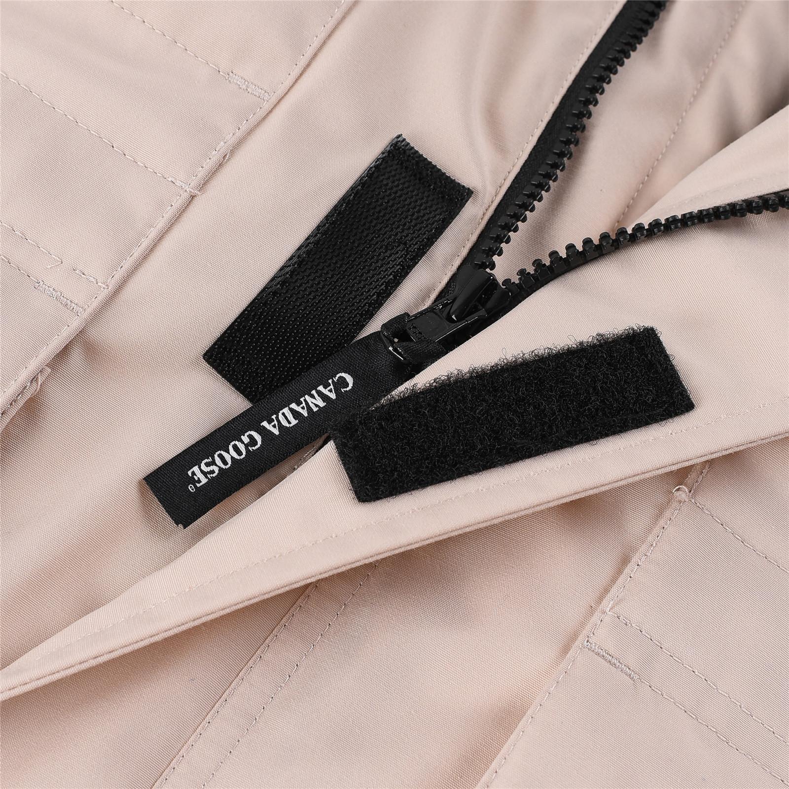 图片[7]-💰💰特价福利 Canada goose/加拿大鹅 4565Y 青少年版 Expedition远征款C08童装派克大衣羽绒服，正品原衣开版，辅料全部原厂定制 💯面料防风防水 保宝宝一个冬天温暖 💯羽绒同步正品白鸭绒 蓬松不成团 电控充绒机充绒 💯拉链定制正品YKK军用级拉链头 高硬度不卡顿 💯毛领采购加拿大西部郊狼皮原版定制 💯做工走线全部由十年以上工龄工人把控 必须横平竖直 拒绝歪歪扭扭 内里走线密度更加考究 随意对比 💯大鹅标 领标 水洗标 吊牌 拉链绳 口袋标 后背标 领口绒 粘扣 袖口所有细节同步正品更新 最好版本 尺码：110-160码-选品中心