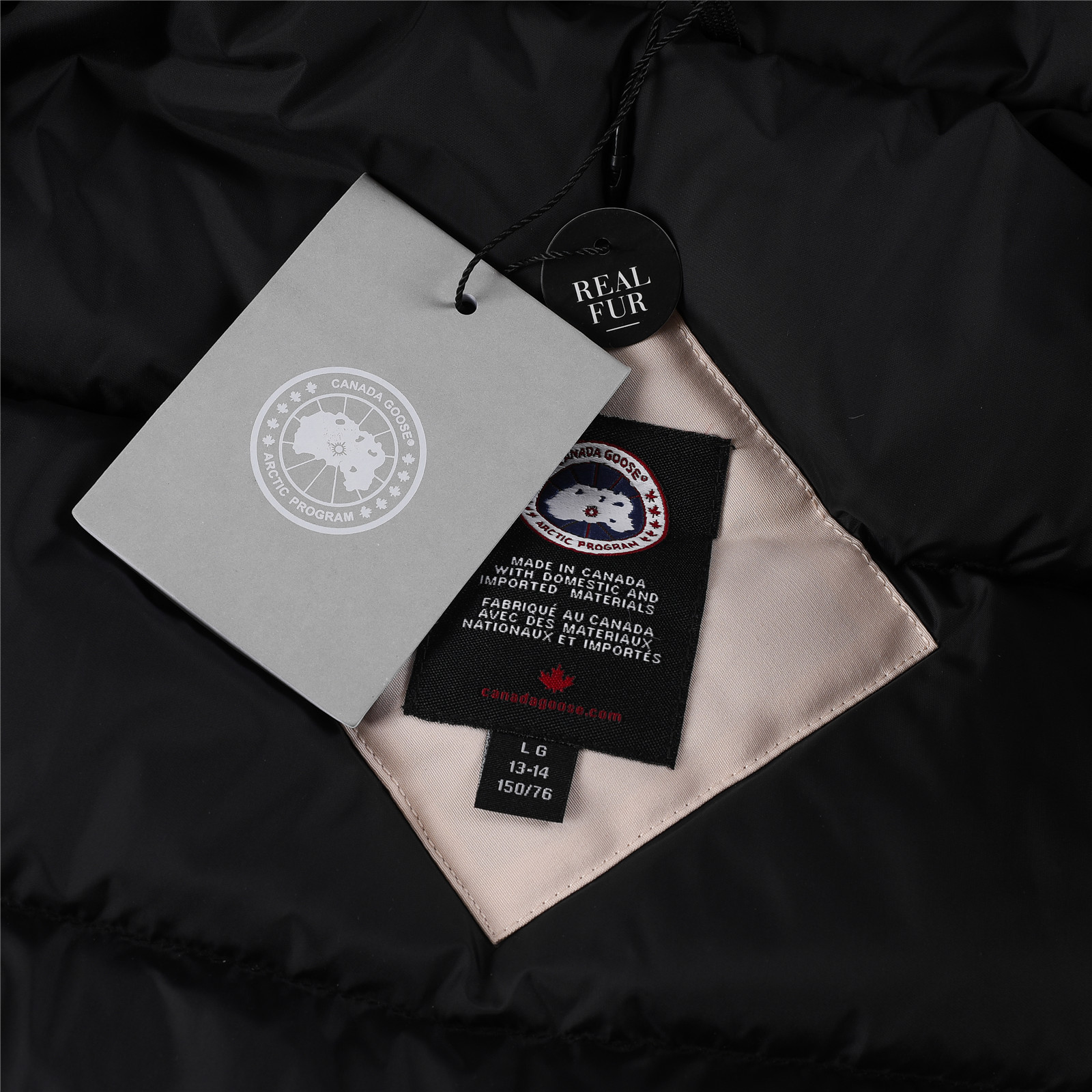 图片[8]-💰💰特价福利 Canada goose/加拿大鹅 4565Y 青少年版 Expedition远征款C08童装派克大衣羽绒服，正品原衣开版，辅料全部原厂定制 💯面料防风防水 保宝宝一个冬天温暖 💯羽绒同步正品白鸭绒 蓬松不成团 电控充绒机充绒 💯拉链定制正品YKK军用级拉链头 高硬度不卡顿 💯毛领采购加拿大西部郊狼皮原版定制 💯做工走线全部由十年以上工龄工人把控 必须横平竖直 拒绝歪歪扭扭 内里走线密度更加考究 随意对比 💯大鹅标 领标 水洗标 吊牌 拉链绳 口袋标 后背标 领口绒 粘扣 袖口所有细节同步正品更新 最好版本 尺码：110-160码-选品中心