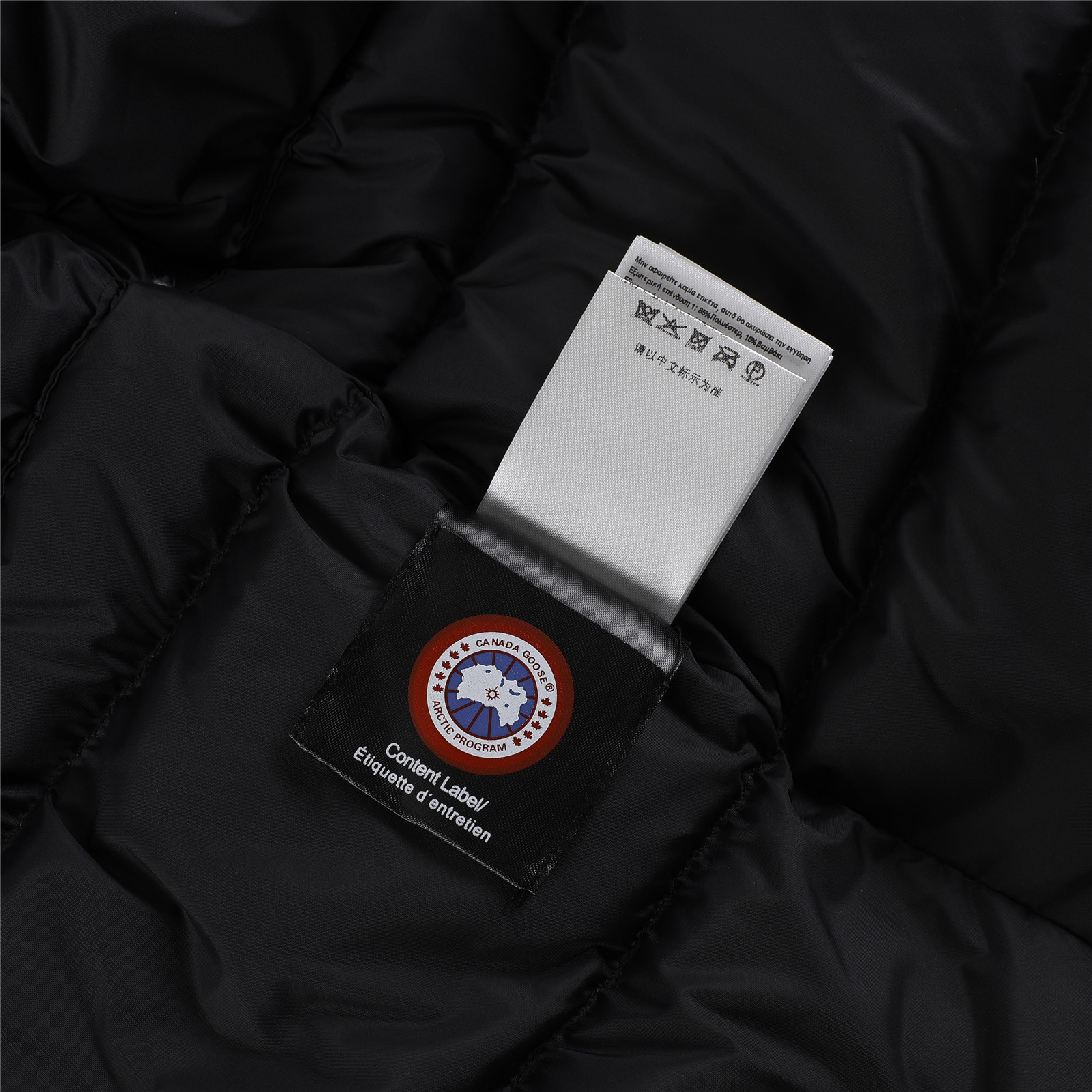 图片[9]-💰💰特价福利 Canada goose/加拿大鹅 4565Y 青少年版 Expedition远征款C08童装派克大衣羽绒服，正品原衣开版，辅料全部原厂定制 💯面料防风防水 保宝宝一个冬天温暖 💯羽绒同步正品白鸭绒 蓬松不成团 电控充绒机充绒 💯拉链定制正品YKK军用级拉链头 高硬度不卡顿 💯毛领采购加拿大西部郊狼皮原版定制 💯做工走线全部由十年以上工龄工人把控 必须横平竖直 拒绝歪歪扭扭 内里走线密度更加考究 随意对比 💯大鹅标 领标 水洗标 吊牌 拉链绳 口袋标 后背标 领口绒 粘扣 袖口所有细节同步正品更新 最好版本 尺码：110-160码-选品中心