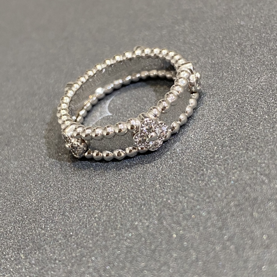 NO:102145,New, high-end craftsmanship, heavy industry VC kaleidoscope narrow version ring, V family classic retro style high-end jewelry, four-leaf clover lucky pattern ring, I hope every girl will bring her hands into a lucky girl~~Exclusive high-end custom jewelry craftsmanship, each bead is cnc carving, four-leaf clover is customized separately, then hand-inserted diamonds, hand-welded and installed, hand-polished and electroplating, the whole piece is time-consuming and labor-intensive, high-end craftsmanship you deserve to wear better specifications US code 678, VcA ring, ring19860909新款,高端工艺,重工款VC万花筒窄版戒指,V家经典复古风高级珠宝,四叶草幸运图案戒指,希望每个女孩带上手变身lucky girl～～独家高级定制珠宝工艺,每颗珠珠都是cnc精雕,四叶草是单独出模定制,然后手工镶钻,手工焊接安装,手工抛光再电镀,整件费时费力高端工艺你值得佩戴更好的 规格美码678,VcA戒指,ring,Jewelry