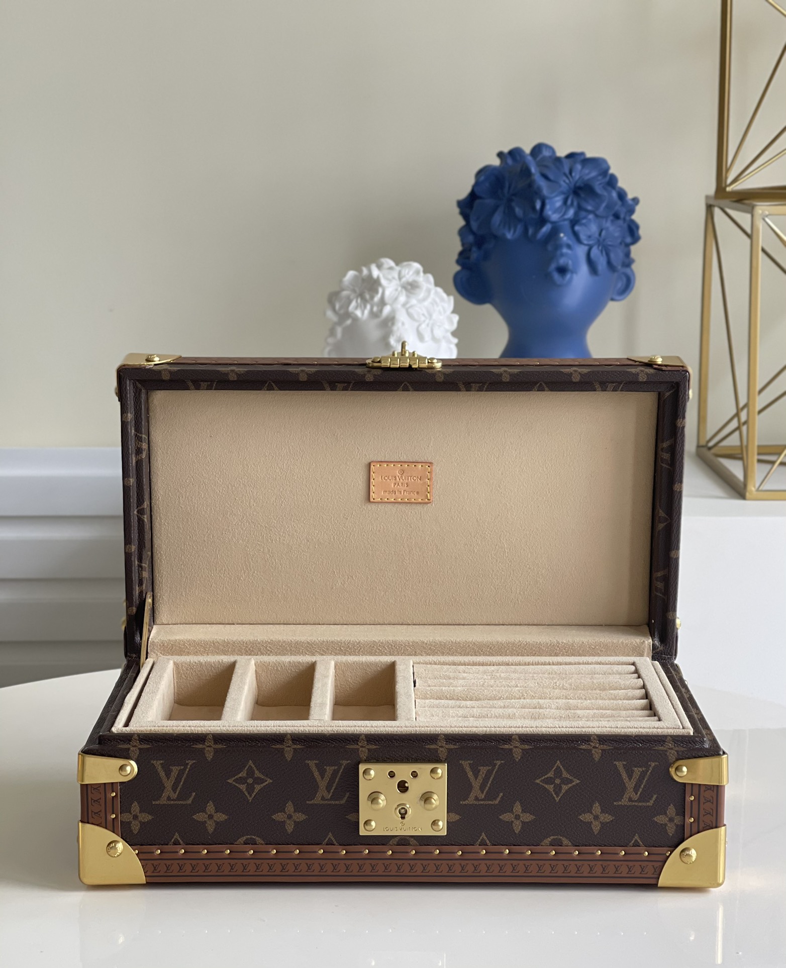 NO:397737,[Exclusive real photo double-layer storage box] This storage box is wrapped in a simple Monogram canvas and can properly store letters, jewelry or other small valuables. Size 24×18×11 cm bd. [Warm reminder that this model is not in stock, needs to be customized, and does not match packaging. Exclusively customized for other materials and colors, please contact customer service], LV [original leather], louis vuitton19860909【独家实拍 双层收纳盒】本款收纳箱以素雅的 Monogram 帆布包裹明丽内衬,可妥善存放信件、珠宝或其他小件贵重物品.尺寸24×18×11 厘米 bd.【温馨提示此款无现货,需定制,不配包装.其他材质、颜色独家定制,请联系客服】,LV【原厂皮】,louis vuitton,Bag