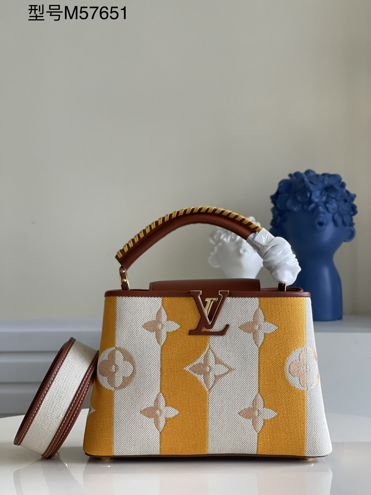 NO:397749,[Exclusive real photo M57651 embroidery with orange brown small] This Capucines BB handbag is cleverly matched with striped canvas and natural leather trim, and is marked with a brand mark on the striped edge of summer with Monogram floral embroidery, and is paired with woven leather handles and removable wide shoulder straps. This Capucines BB handbag shows elegance and luxury. To better understand the quality of high luxury, an exclusive consultant needs to introduce you to craftsmanship and maintenance tips. Welcome to the Circuit EVUD Customer Service Center. Detailed features 27 x 18 x 9 cm K.1250, LV [original leather], louis vuitton, louis vuitton, louis vuitton. Detailed features 27 x 18 x 9 cm K.1250, LV [original leather], louis vuitton, louis vuitton19860909【独家实拍M57651 绣花配橙棕小号】本款 Capucines BB 手袋巧搭条纹帆布和天然皮革饰边,以 Monogram 花卉刺绣于夏日条纹边缘标注品牌印记,搭配编织皮革手柄和可拆卸宽肩带.本款Capucines BB 手袋彰显优雅奢华,为更好地了解高奢品质,需由专属咨询顾问向您介绍匠心工艺和保养贴士,欢迎致电路易威登顾客服务中心.详细特征27 x 18 x 9 厘米 K.1250,LV【原厂皮】,louis vuitton,louis vuitton,Bag