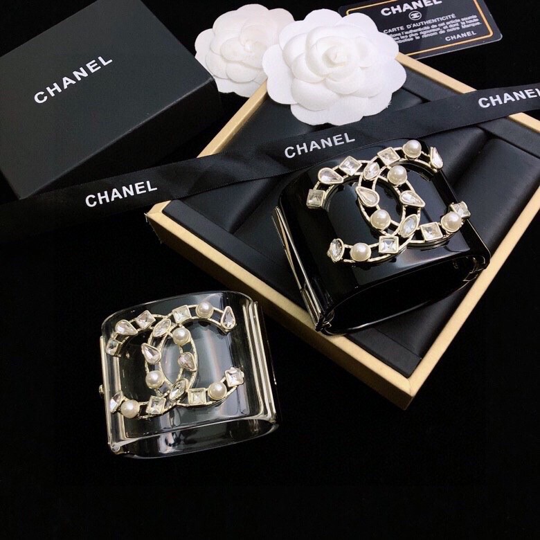  Chanel 香奈儿 新款钻水双C logo树脂透宽明手镯不同款式同不价格😎😎😎