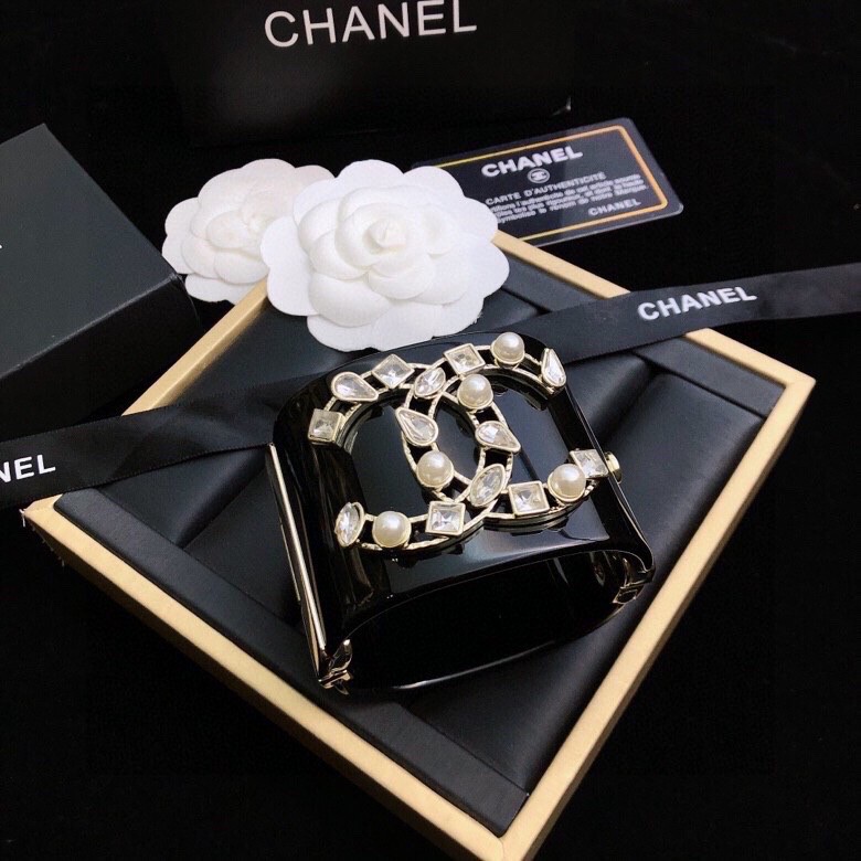  Chanel 香奈儿 新款钻水双C logo树脂透宽明手镯不同款式同不价格😎😎😎