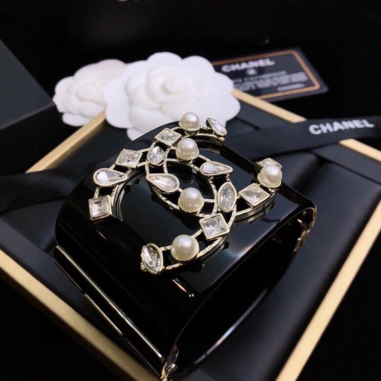  Chanel 香奈儿 新款钻水双C logo树脂透宽明手镯不同款式同不价格😎😎😎