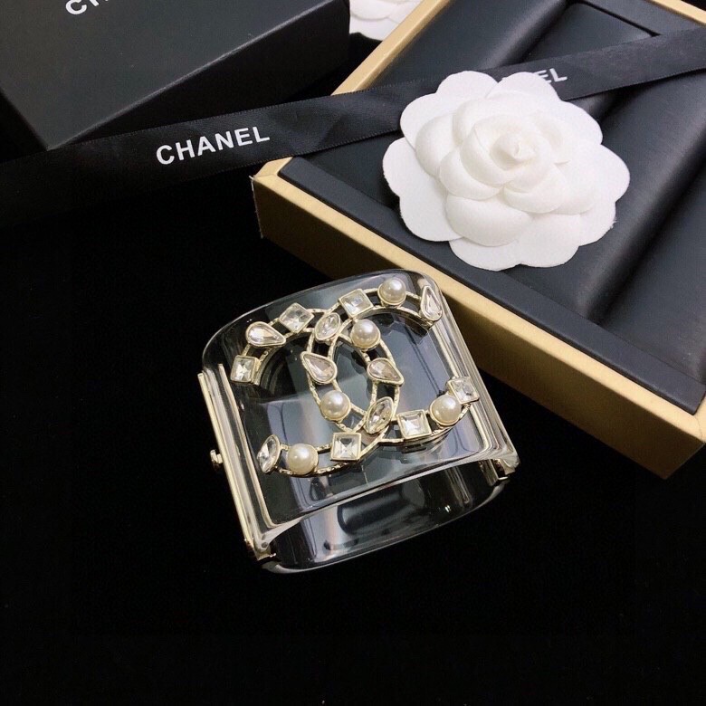  Chanel 香奈儿 新款钻水双C logo树脂透宽明手镯不同款式同不价格😎😎😎
