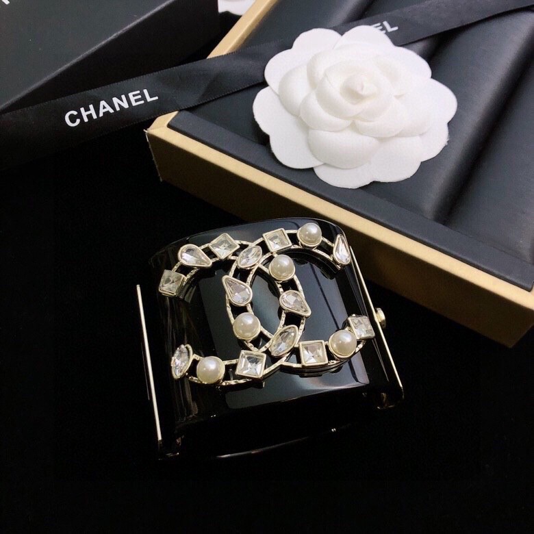  Chanel 香奈儿 新款钻水双C logo树脂透宽明手镯不同款式同不价格😎😎😎