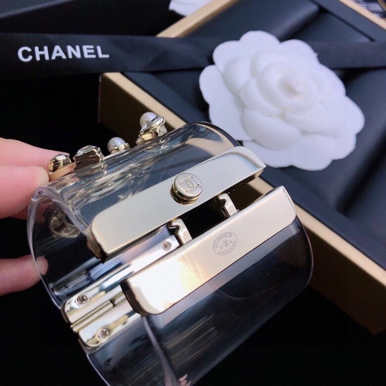  Chanel 香奈儿 新款钻水双C logo树脂透宽明手镯不同款式同不价格😎😎😎