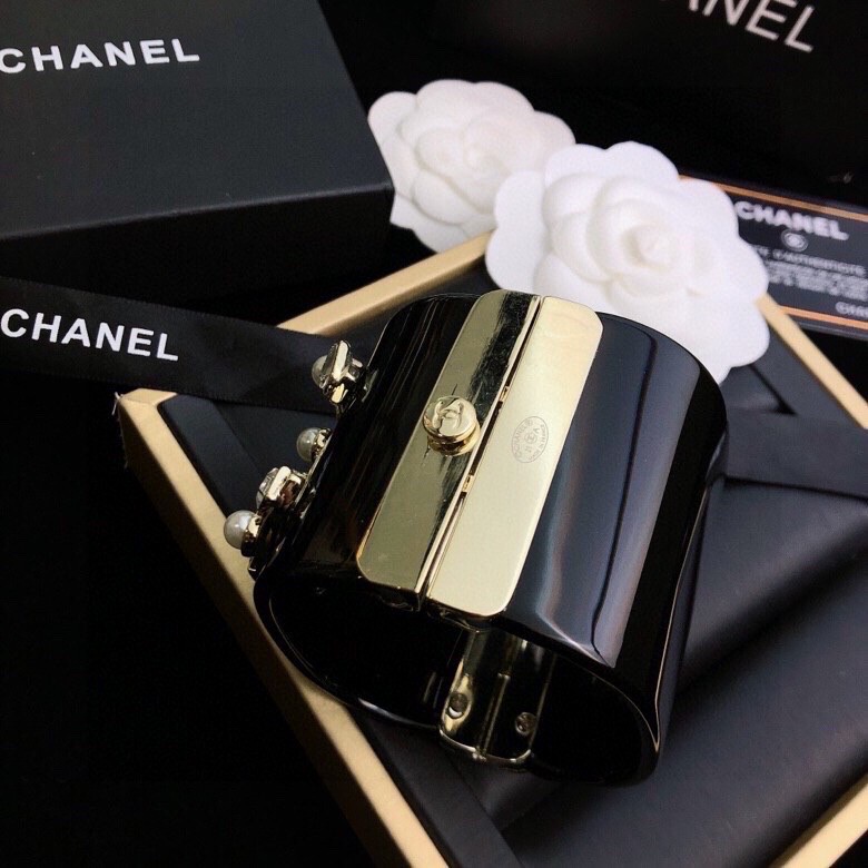  Chanel 香奈儿 新款钻水双C logo树脂透宽明手镯不同款式同不价格😎😎😎