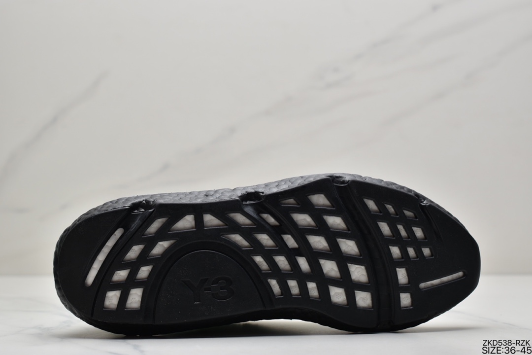 270 全新无鞋带设计，三本耀司Adidas Y-3 Reberu Boost赛高针织一脚蹬袜套系列爆米花武士前卫慢跑鞋“针织薄荷绿白黑白”F97399尺码：40 40.5 41 42 42.5 43 44条码编码：3104328000山本耀司最具代表性的黑白两色为主调，鞋身采用了双层袜套式结构打造，Primeknit 编织结合网眼面料，提供包裹性与透气性的同时还增加了整体的层次感，鞋面上点缀经典的 Logo 和标语元素，搭载 Boost 缓震中底，充分将舒适融入高街设计中。 ID：ZKD538-RZK