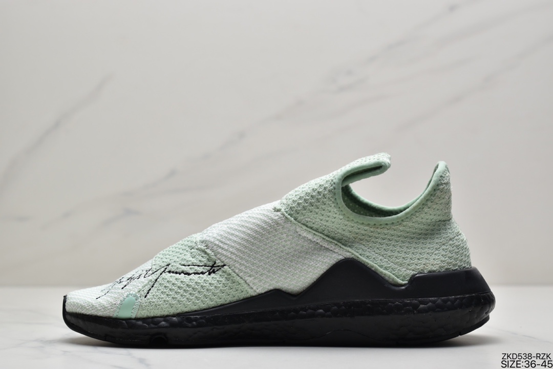 270 全新无鞋带设计，三本耀司Adidas Y-3 Reberu Boost赛高针织一脚蹬袜套系列爆米花武士前卫慢跑鞋“针织薄荷绿白黑白”F97399尺码：40 40.5 41 42 42.5 43 44条码编码：3104328000山本耀司最具代表性的黑白两色为主调，鞋身采用了双层袜套式结构打造，Primeknit 编织结合网眼面料，提供包裹性与透气性的同时还增加了整体的层次感，鞋面上点缀经典的 Logo 和标语元素，搭载 Boost 缓震中底，充分将舒适融入高街设计中。 ID：ZKD538-RZK