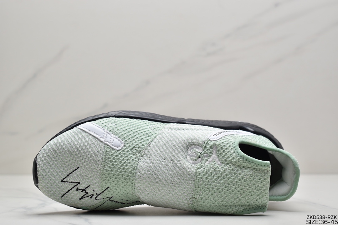 270 全新无鞋带设计，三本耀司Adidas Y-3 Reberu Boost赛高针织一脚蹬袜套系列爆米花武士前卫慢跑鞋“针织薄荷绿白黑白”F97399尺码：40 40.5 41 42 42.5 43 44条码编码：3104328000山本耀司最具代表性的黑白两色为主调，鞋身采用了双层袜套式结构打造，Primeknit 编织结合网眼面料，提供包裹性与透气性的同时还增加了整体的层次感，鞋面上点缀经典的 Logo 和标语元素，搭载 Boost 缓震中底，充分将舒适融入高街设计中。 ID：ZKD538-RZK