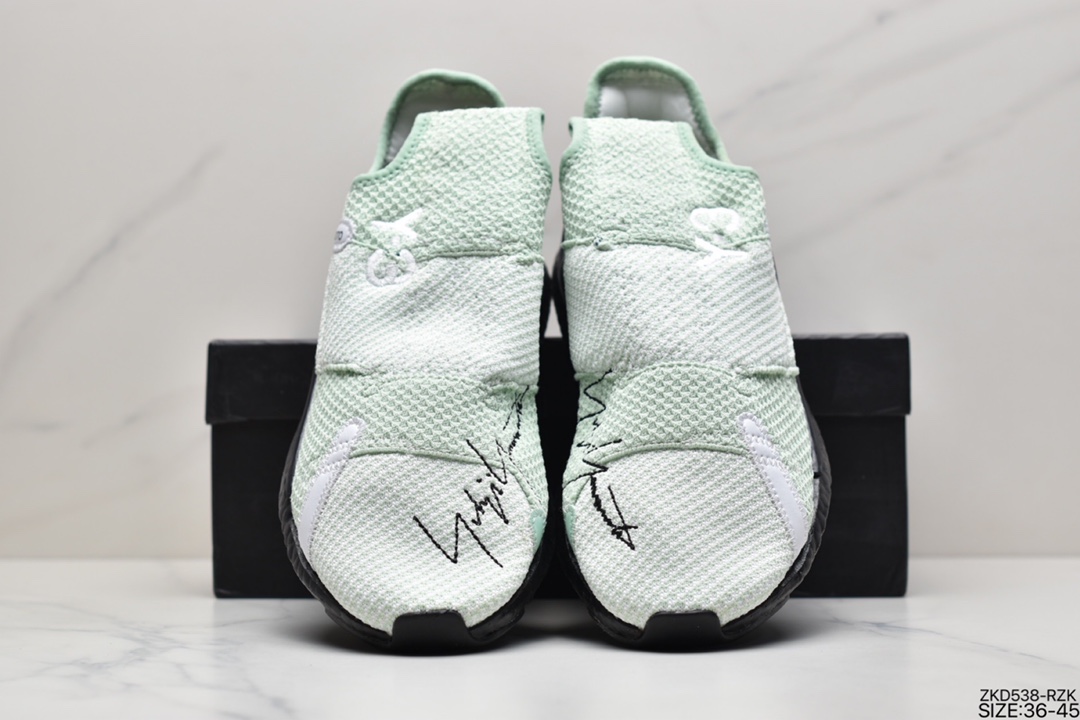 270 全新无鞋带设计，三本耀司Adidas Y-3 Reberu Boost赛高针织一脚蹬袜套系列爆米花武士前卫慢跑鞋“针织薄荷绿白黑白”F97399尺码：40 40.5 41 42 42.5 43 44条码编码：3104328000山本耀司最具代表性的黑白两色为主调，鞋身采用了双层袜套式结构打造，Primeknit 编织结合网眼面料，提供包裹性与透气性的同时还增加了整体的层次感，鞋面上点缀经典的 Logo 和标语元素，搭载 Boost 缓震中底，充分将舒适融入高街设计中。 ID：ZKD538-RZK