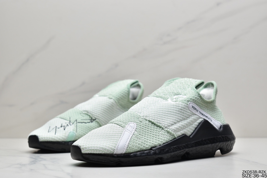 270 全新无鞋带设计，三本耀司Adidas Y-3 Reberu Boost赛高针织一脚蹬袜套系列爆米花武士前卫慢跑鞋“针织薄荷绿白黑白”F97399尺码：40 40.5 41 42 42.5 43 44条码编码：3104328000山本耀司最具代表性的黑白两色为主调，鞋身采用了双层袜套式结构打造，Primeknit 编织结合网眼面料，提供包裹性与透气性的同时还增加了整体的层次感，鞋面上点缀经典的 Logo 和标语元素，搭载 Boost 缓震中底，充分将舒适融入高街设计中。 ID：ZKD538-RZK
