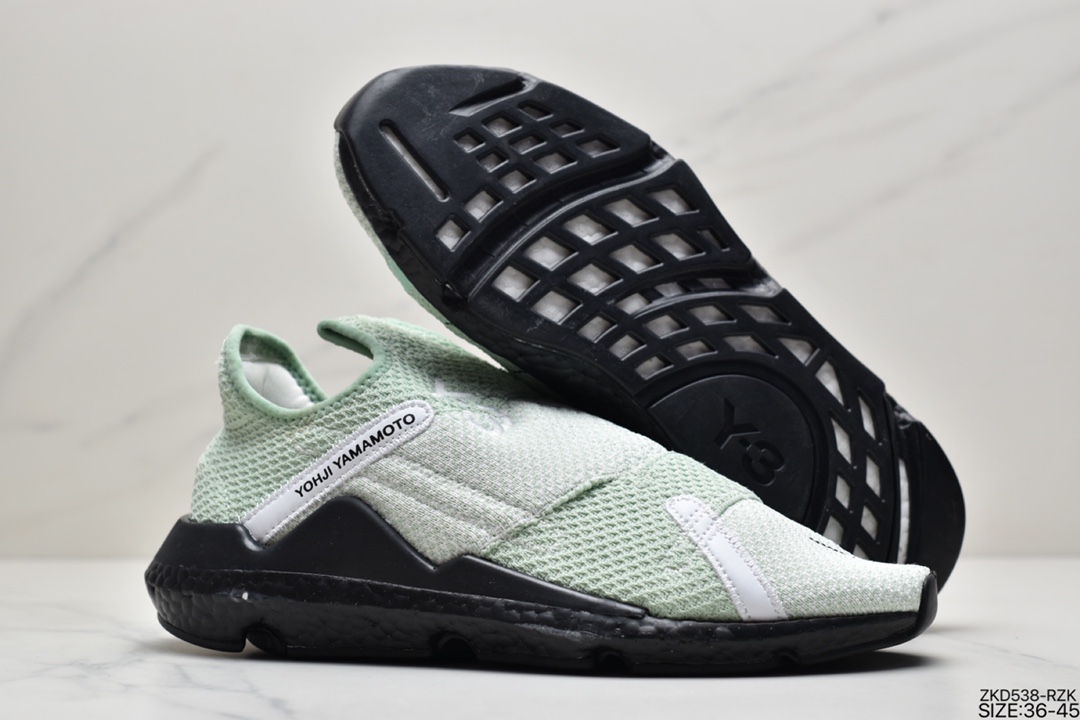 270 全新无鞋带设计，三本耀司Adidas Y-3 Reberu Boost赛高针织一脚蹬袜套系列爆米花武士前卫慢跑鞋“针织薄荷绿白黑白”F97399尺码：40 40.5 41 42 42.5 43 44条码编码：3104328000山本耀司最具代表性的黑白两色为主调，鞋身采用了双层袜套式结构打造，Primeknit 编织结合网眼面料，提供包裹性与透气性的同时还增加了整体的层次感，鞋面上点缀经典的 Logo 和标语元素，搭载 Boost 缓震中底，充分将舒适融入高街设计中。 ID：ZKD538-RZK