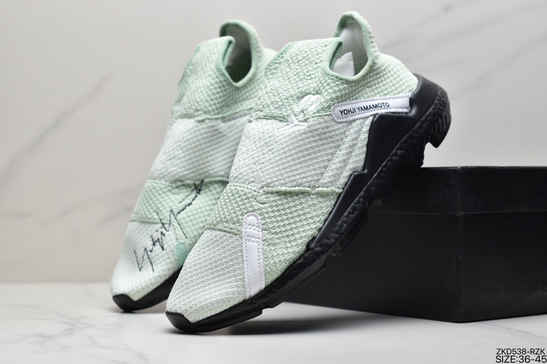 270 全新无鞋带设计，三本耀司Adidas Y-3 Reberu Boost赛高针织一脚蹬袜套系列爆米花武士前卫慢跑鞋“针织薄荷绿白黑白”F97399尺码：40 40.5 41 42 42.5 43 44条码编码：3104328000山本耀司最具代表性的黑白两色为主调，鞋身采用了双层袜套式结构打造，Primeknit 编织结合网眼面料，提供包裹性与透气性的同时还增加了整体的层次感，鞋面上点缀经典的 Logo 和标语元素，搭载 Boost 缓震中底，充分将舒适融入高街设计中。 ID：ZKD538-RZK