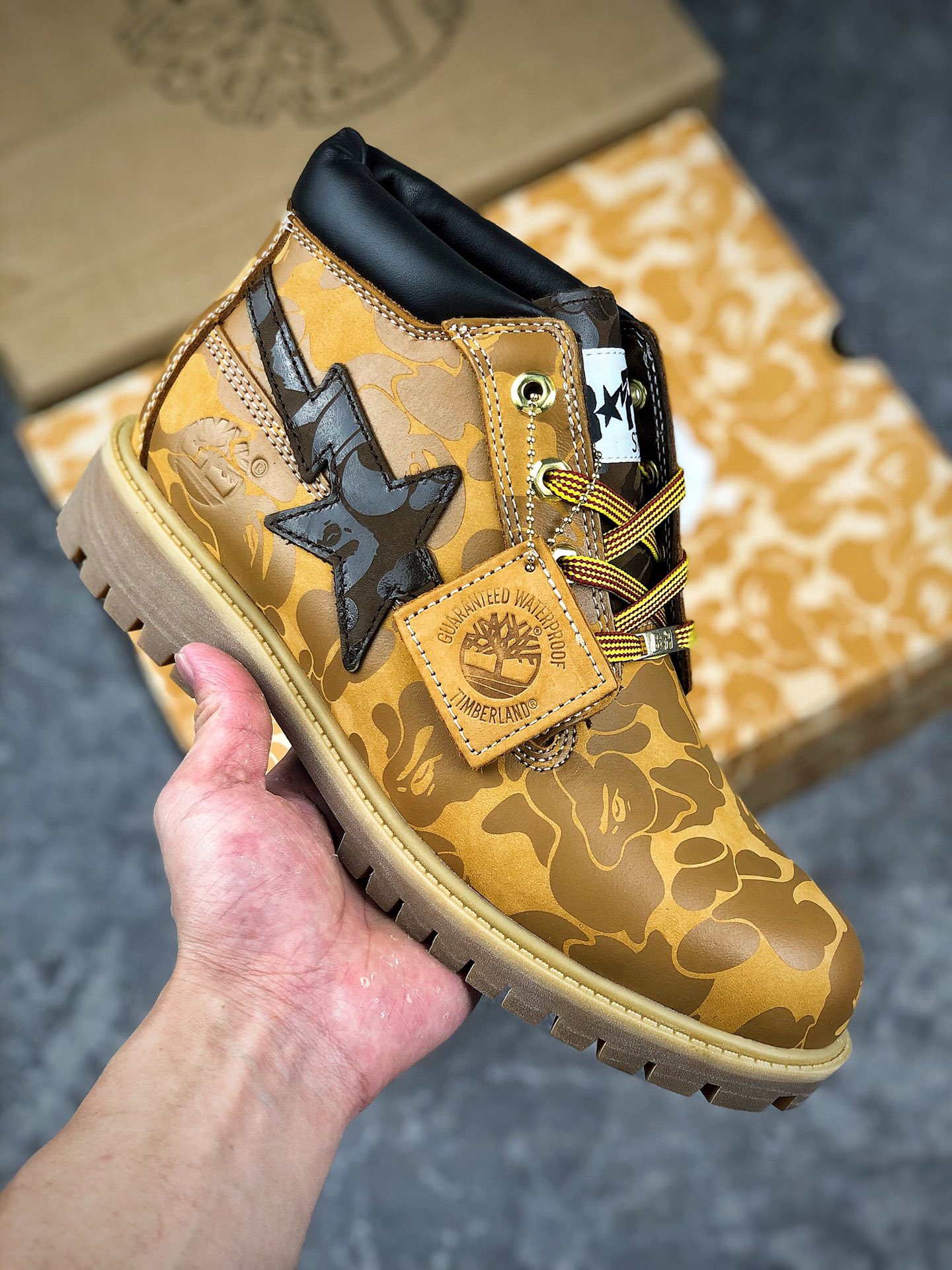 本地自取 终端放货
Timberland x Bape 大猩猩超强联名
入秋首款重磅联名新款 全网独家出货 中山大厂代工 Bape独特迷彩印花元素 采用timberland 优质原厂皮革 及生态保温棉 原材正单皮料五金生产 顶级工艺 注塑大底 
冬季来临前的潮流首秀 得物销量爆炸 耗时半年研发 首批订单1000双 由于疫情原因 工厂还没恢复生产 拼手速环节 早买早享受
全套原厂包装鞋盒 鞋带配件 
Size 39.5 40 41 42 43 44 45 偏大一码