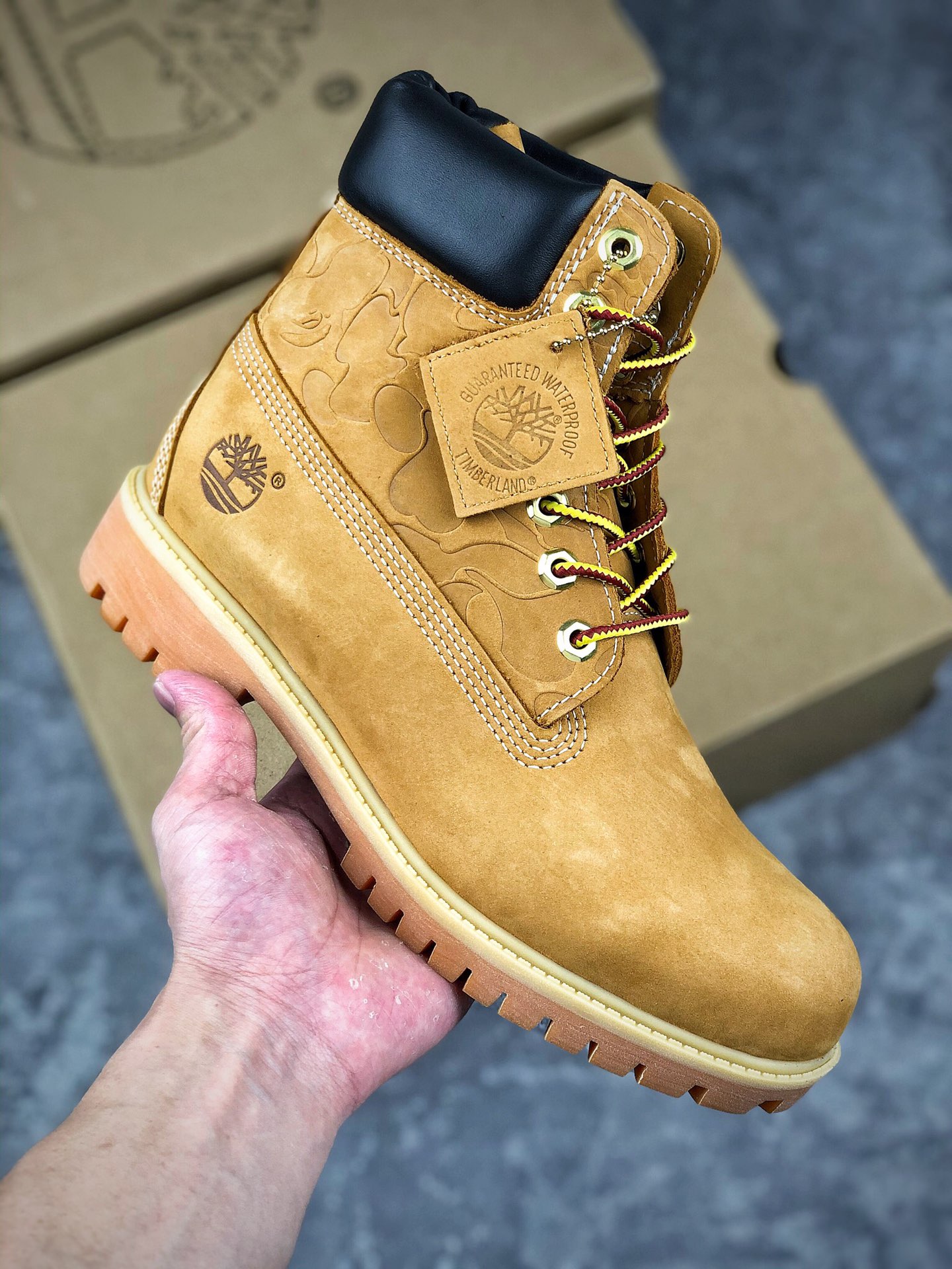 本地自取 核心放店
联名 Timberland x Bape x Undefeated 
天伯伦 猿人头 不败 三方联名限量款卖了两年也卖爆了两年的经典联名款 
中山大厂代工生产 原厂精选防水磨砂牛皮 顶级注塑大底 正品四线并齐工艺 原厂bape 纹路压花 横折动态防泼水 原厂包装盒以及配件一应俱全 
Size 35 36 37 38 39 39.5 40 41 42 43 44 45 男码偏大