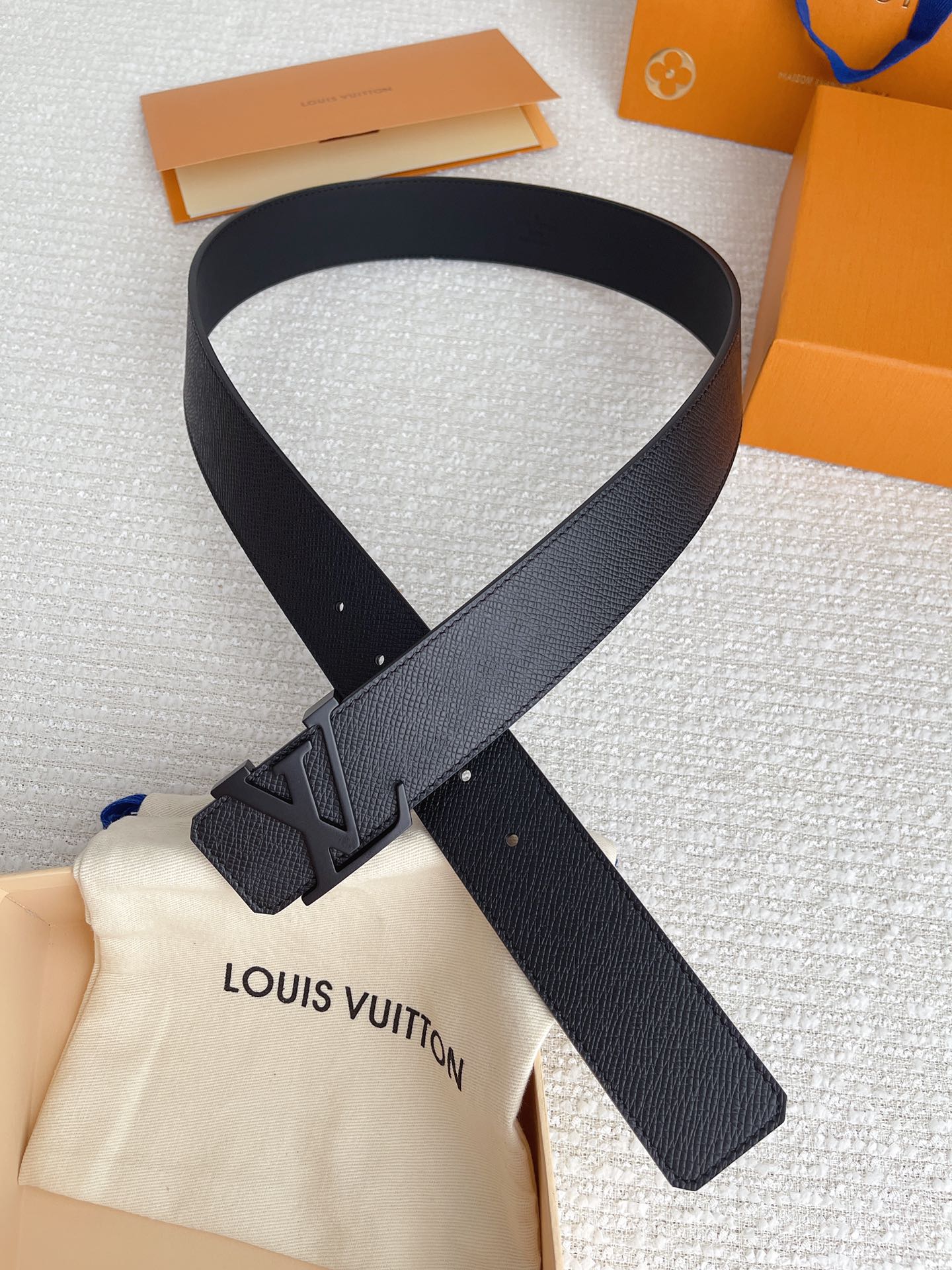 配全套包装礼盒L0UISVUITT0NLV男士专柜品质掌纹腰帶寬度40毫米配置精钢字母搭扣扣头可随意搭配