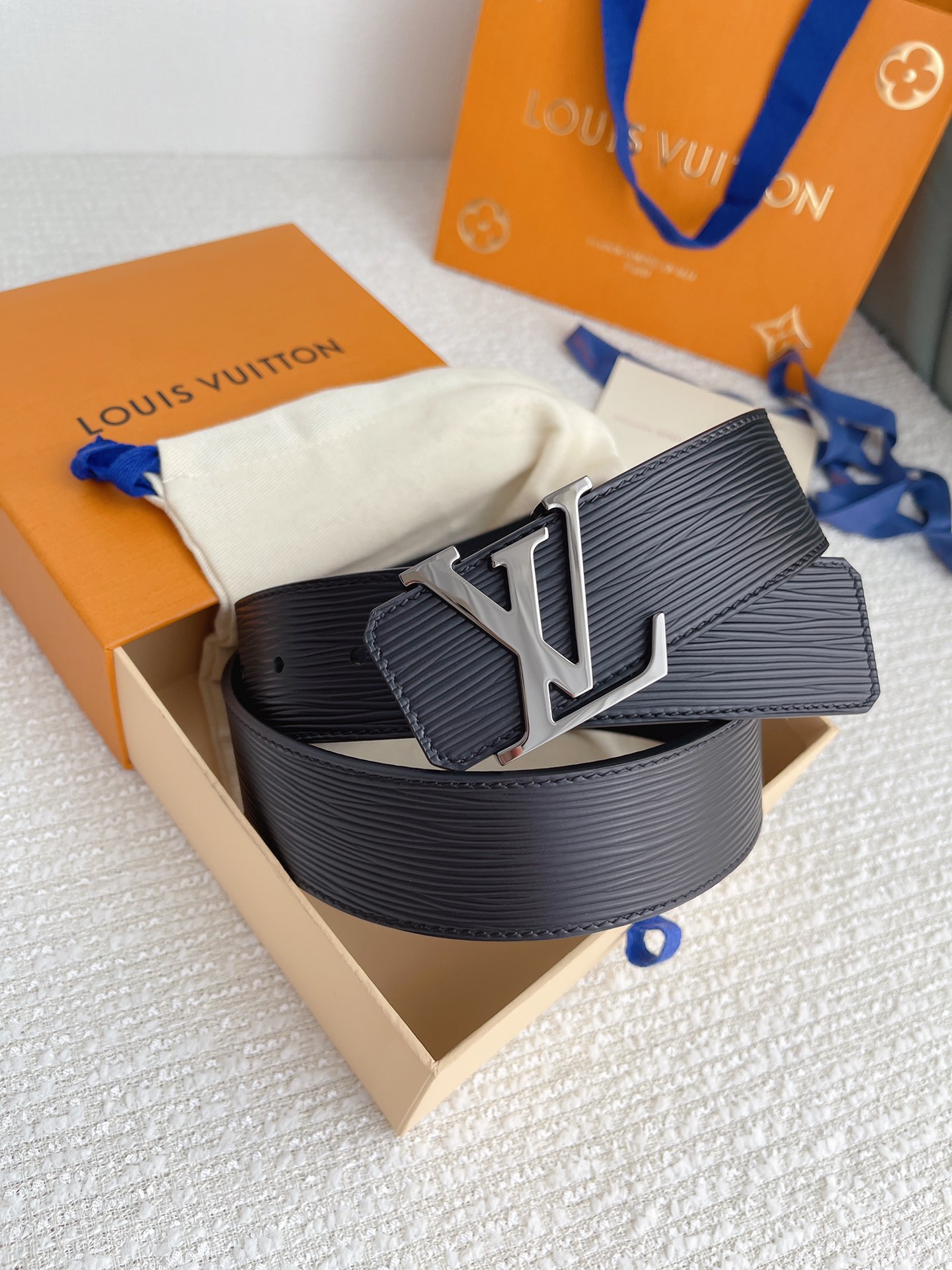 NO:860641,L0UIS VUITT0N (LV) men's counter quality water corrugated belt, width 40 mm, equipped with stainless steel letter buckle, buckle head can be matched at will ~ double-sided calfskin design, soft leather, delicate and comfortable feel, belt, louis vuitton, cowhide19860909L0UIS VUITT0N（LV）男士专柜品质水波纹腰帶 寬度40毫米 配置精钢字母搭扣 扣头可随意搭配 ～双面小牛皮设计 皮质柔软 手感细腻舒适,皮带,louis vuitton,cowhide,Belt