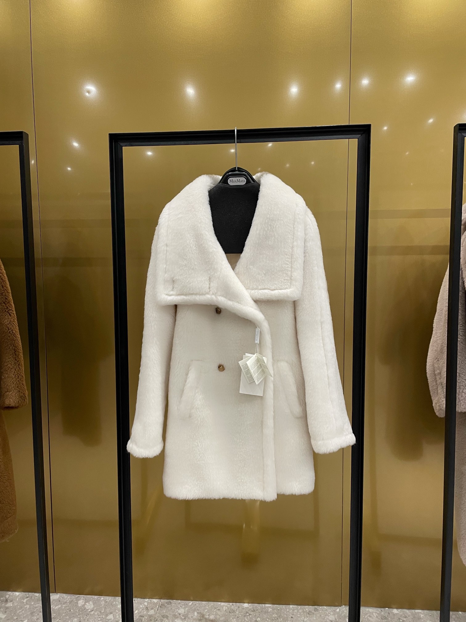 NO:637365,Teddy white 4th generation maxmara teddy has a lot of styles!  62 alpaca wool, 26 sheep wool, 12 mulberry silk viscose material lining, main line regular packaging set!  ,maxmara-clothing,alexander wang19860909泰迪白 4代 maxmara teddy造型有点多的！62羊驼毛 26绵羊毛 12桑蚕丝 viscose材质衬里 主线常规包装套！,麦丝玛拉-服装,alexander wang,Women's clothing