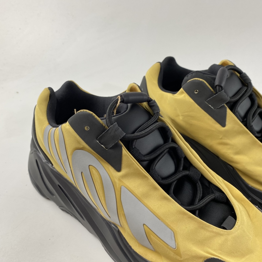 P320  Adidas Yeezy 700 V3 椰子复古老爹鞋系列 3M反光版GZ0717