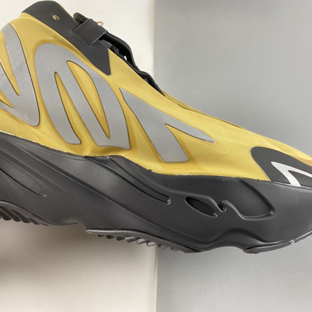 P320  Adidas Yeezy 700 V3 椰子复古老爹鞋系列 3M反光版GZ0717