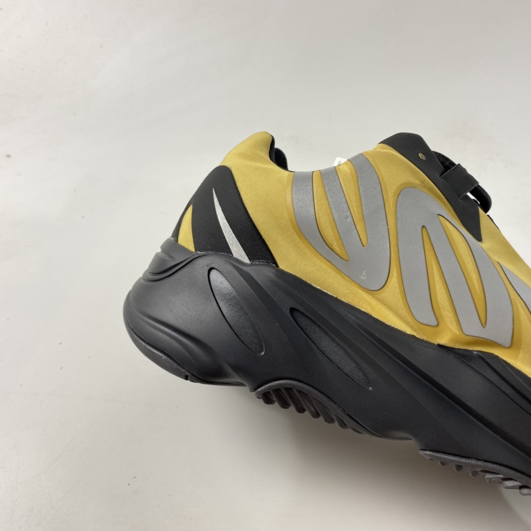 P320  Adidas Yeezy 700 V3 椰子复古老爹鞋系列 3M反光版GZ0717