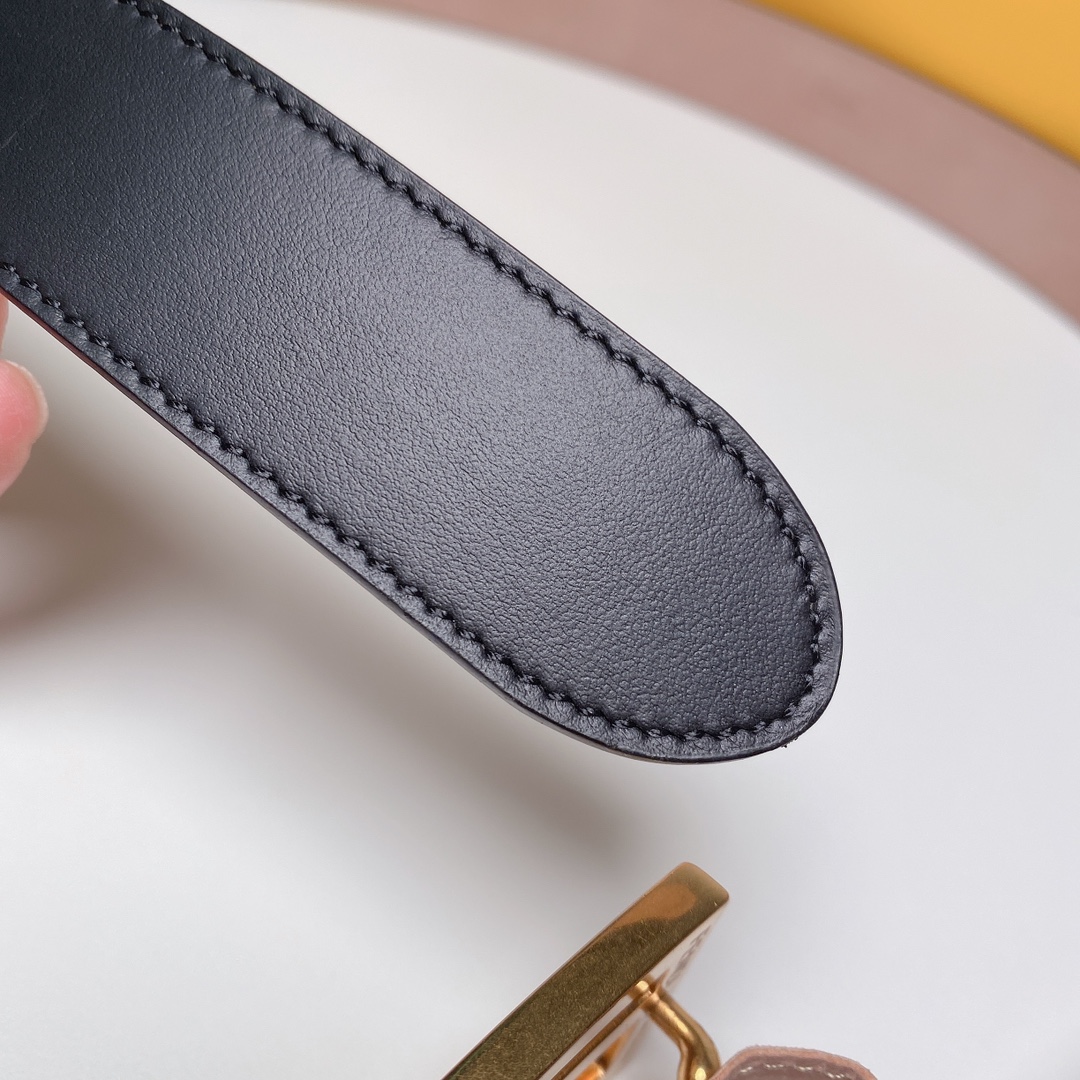 Fendi 五金做工精细 线条流畅 表面光滑 𝐙𝐏电镀工艺 香港通关【𝐇𝐀𝐀𝐒】 进口皮料