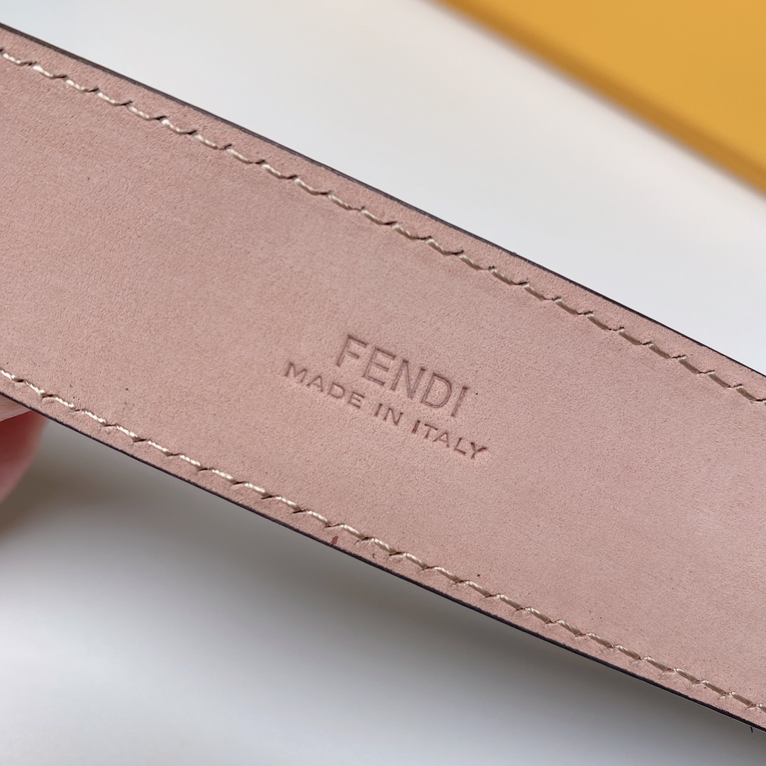 Fendi 五金做工精细 线条流畅 表面光滑 𝐙𝐏电镀工艺 香港通关【𝐇𝐀𝐀𝐒】 进口皮料