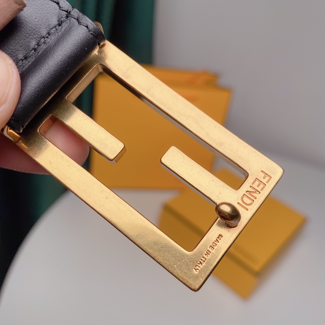 Fendi 五金做工精细 线条流畅 表面光滑 𝐙𝐏电镀工艺 香港通关【𝐇𝐀𝐀𝐒】 进口皮料