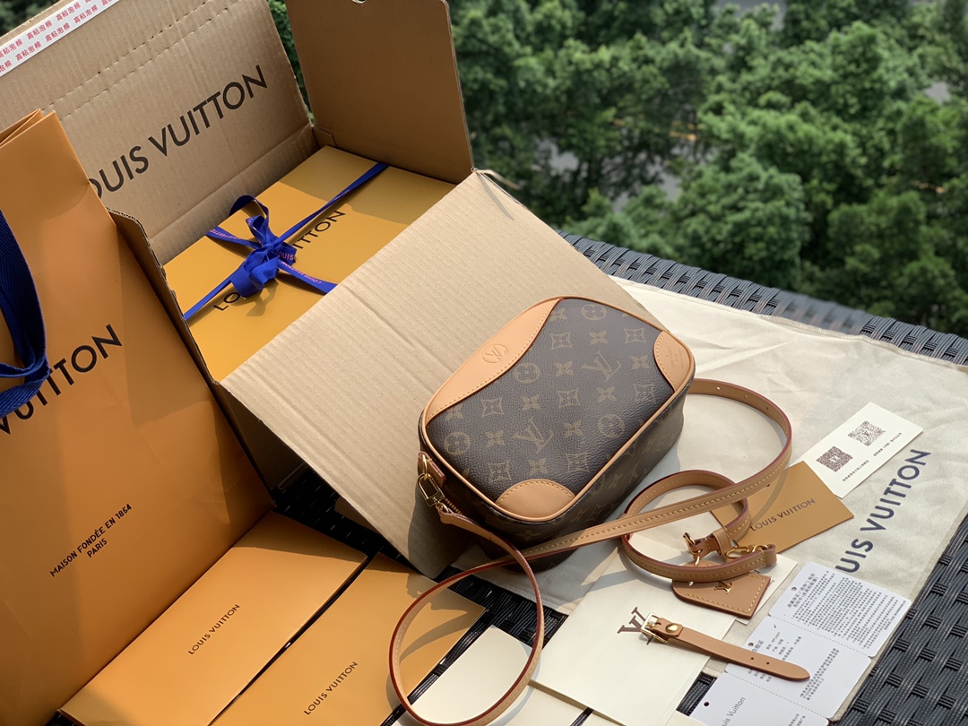 🌼 m45528尺寸21*16*7cm老花 L*V又出了一款新的相机包，一款比nano s🌼Peedy更