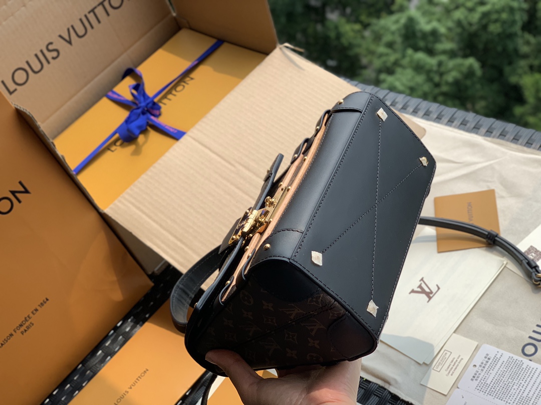 非市场普通货 进口皮料半钢五金 m45908尺寸21 x 18 x 11 cm看到这款包第一眼就被种草了