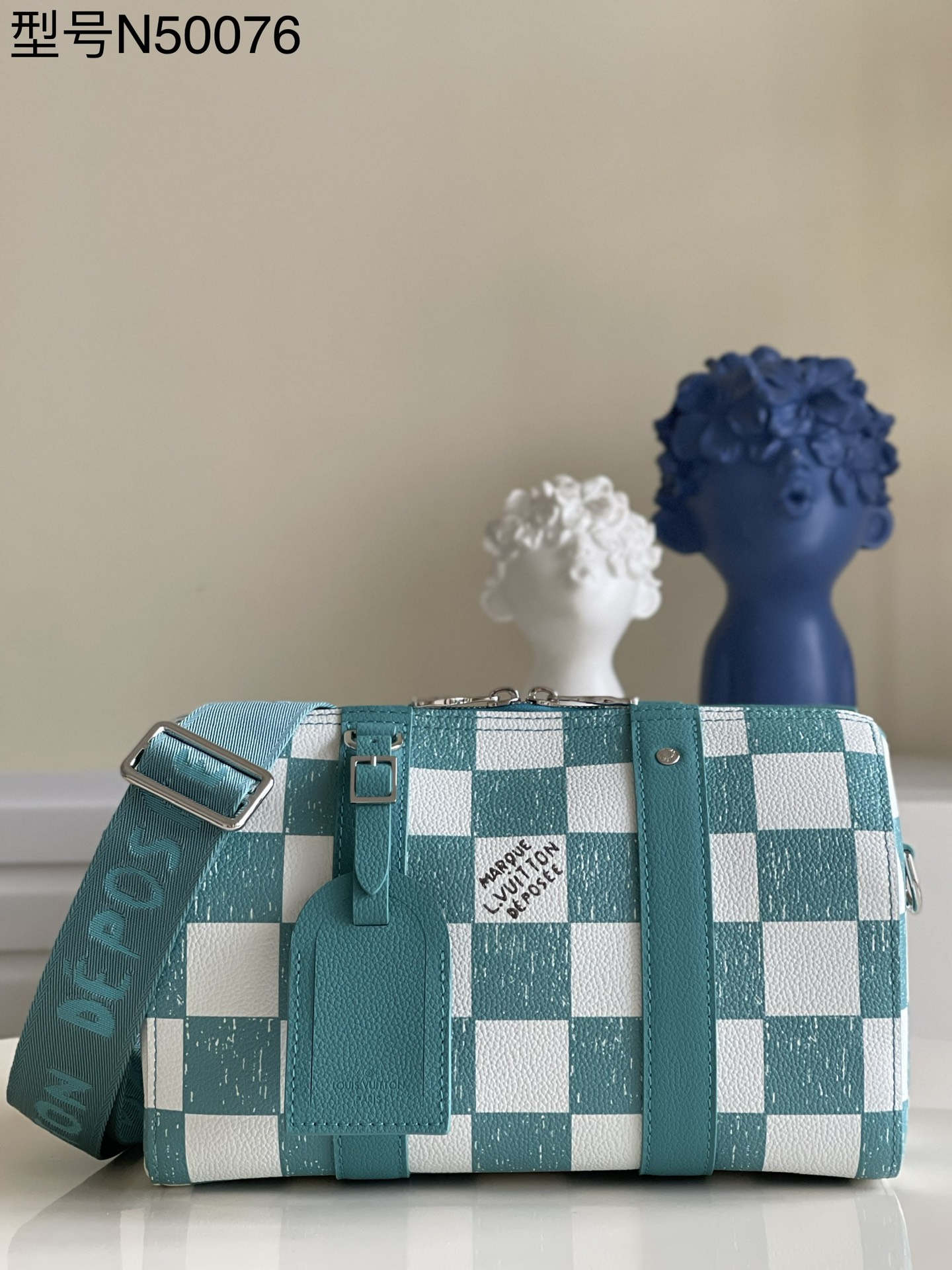 NO:397888,[Exclusive real photo N50076] This City Keepall handbag condenses Louis Vuitton's iconic Keepall Bandoulière handbag into a pocket-size style. Damier checkerboard plaid cowhide body with leather brand and side leather straps, adjustable shoulder straps to achieve shoulder-back experience. Detailed features 27 x 17 x 13 cm T.750, LV [original leather], louis vuitton, louis vuitton, cowhide19860909【独家实拍N50076】本款 City Keepall 手袋将路易威登标志性 Keepall Bandoulière 手袋浓缩为袖珍版型.Damier 棋盘格纹牛皮包身搭配皮革名牌和侧面皮革饰带,可调节肩带实现肩背体验. 详细特征27 x 17 x 13 厘米 T.750,LV【原厂皮】,louis vuitton,louis vuitton,cowhide,Bag